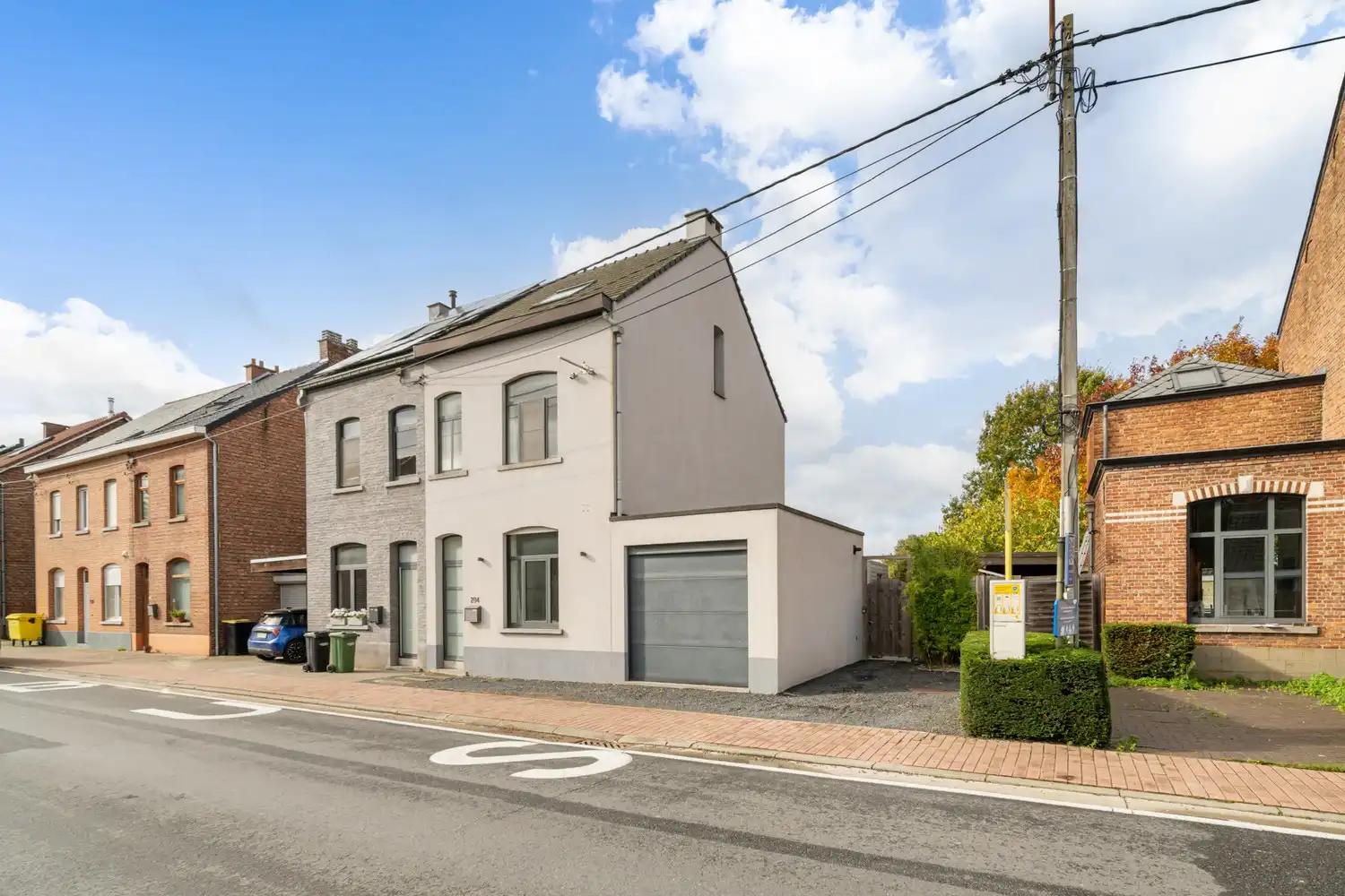 Gerenoveerde en lichtrijke halfopen bebouwing met 3 ruime slaapkamers, een garage, een oprit en een tuin grenzend aan agrarisch gebied te Herent! foto {{pictureIndex}}
