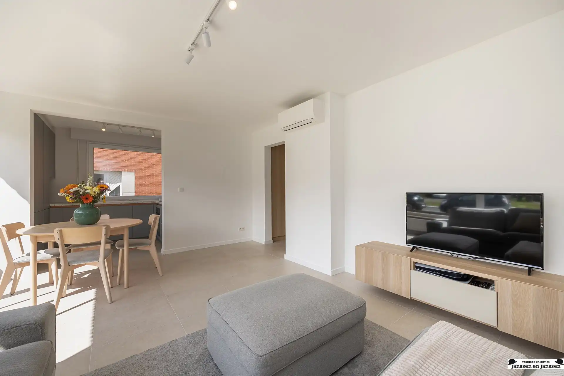 Volledig gerenoveerd gelijkvloers appartement op top locatie foto 3