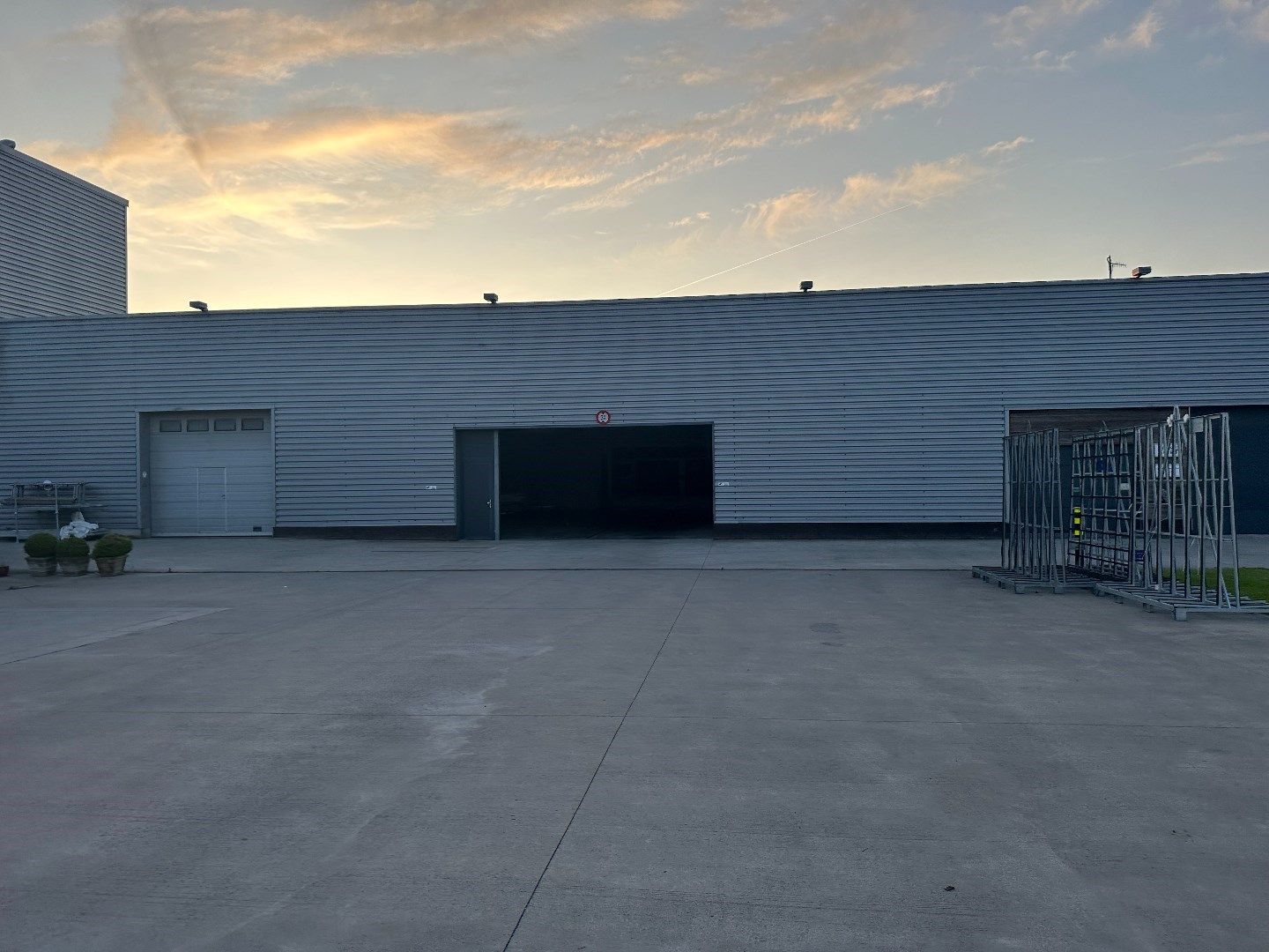 Ruime loods van 738m² op industriezone in Houthulst foto 1