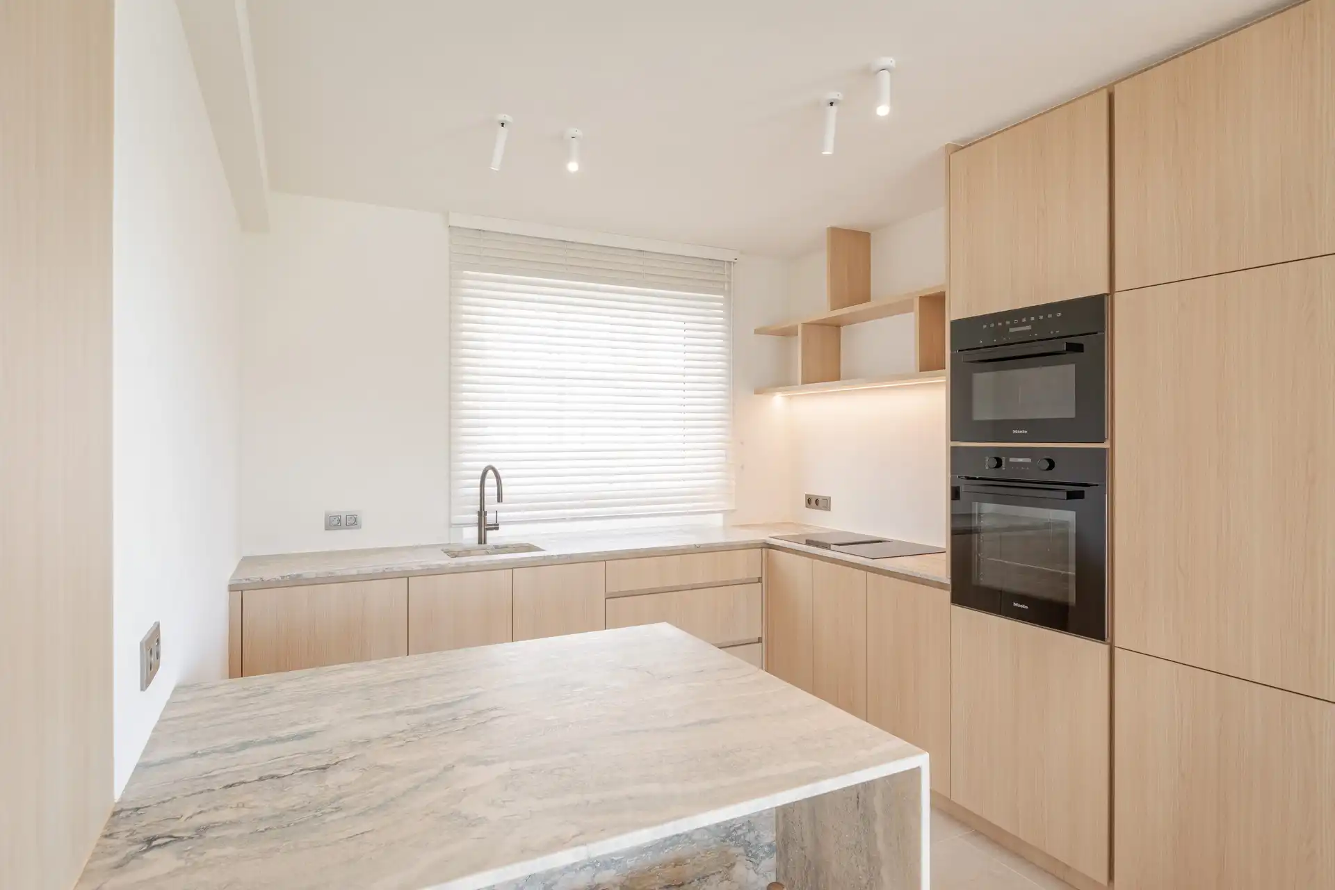 Prachtig gerenoveerd appartement in villaresidentie te Duinbergen foto 16