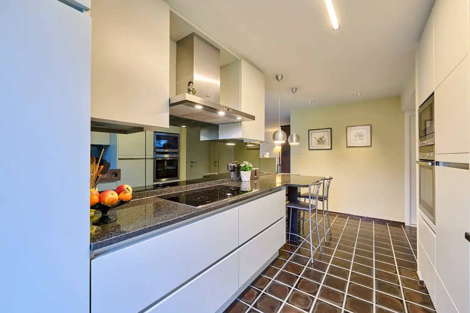 Residentieel en op een uitgestrekt perceel gelegen vernieuwde woning met 3/4 slaapkamers foto 11