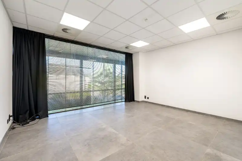 Moderne bedrijfsruimte met kantoren, showroom en loods in Bellegem (bedrijventerrein Emdeka) foto 25