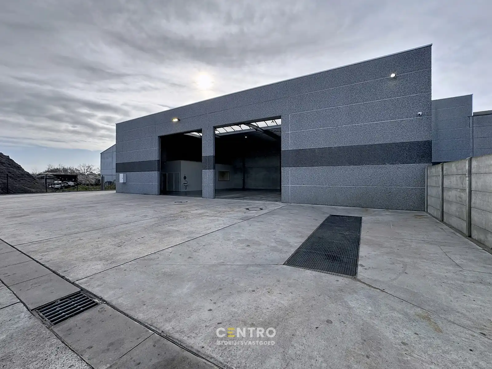 Recent bedrijfsbouw (°2021) op 1.930m2 verhard terrein te Eede! foto 3