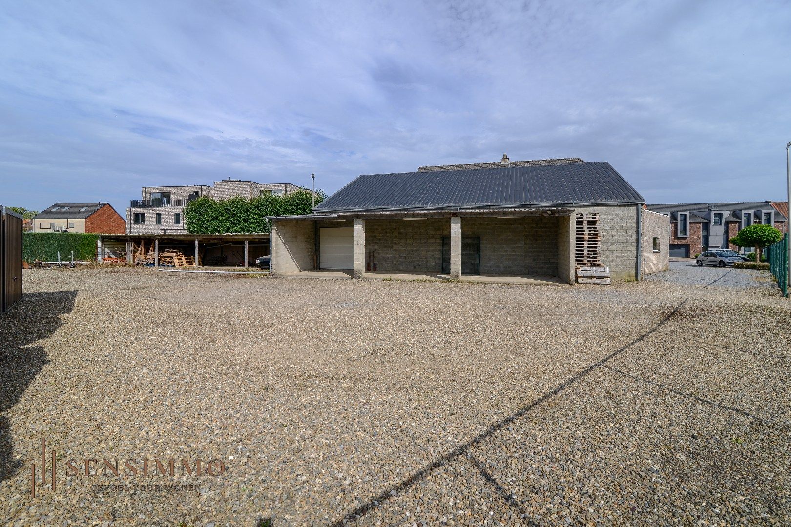 INVESTEERDERSOPPORTUNITEIT - GEBOUW MET TOONZAAL + 4 APPARTEMENTEN + MAGAZIJN + GARAGEBOXEN + BOUWGROND foto 3