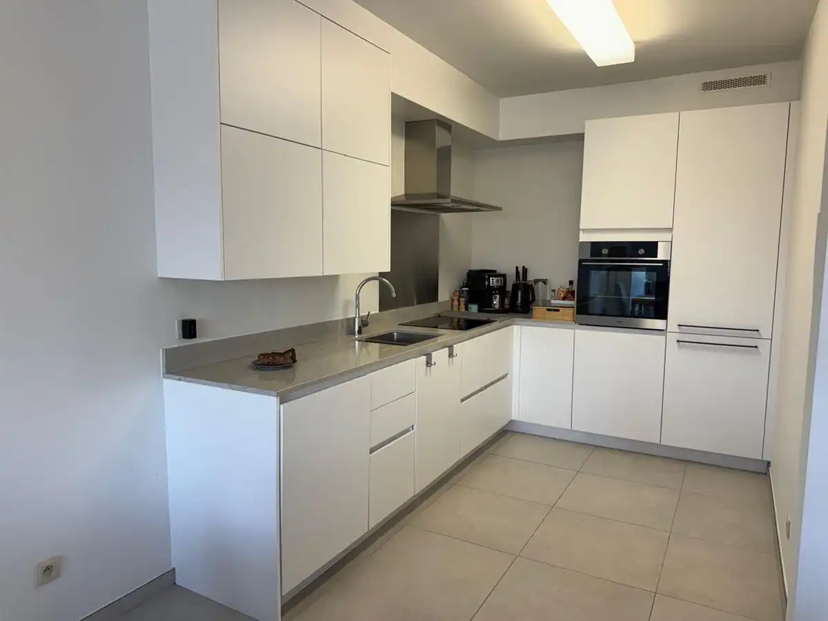 Mooi gerenoveerd 2 slaapkamer appartement foto 4