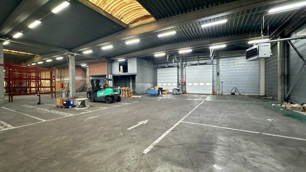 Magazijn met kantoren te huur langs E34 in Beveren foto 6