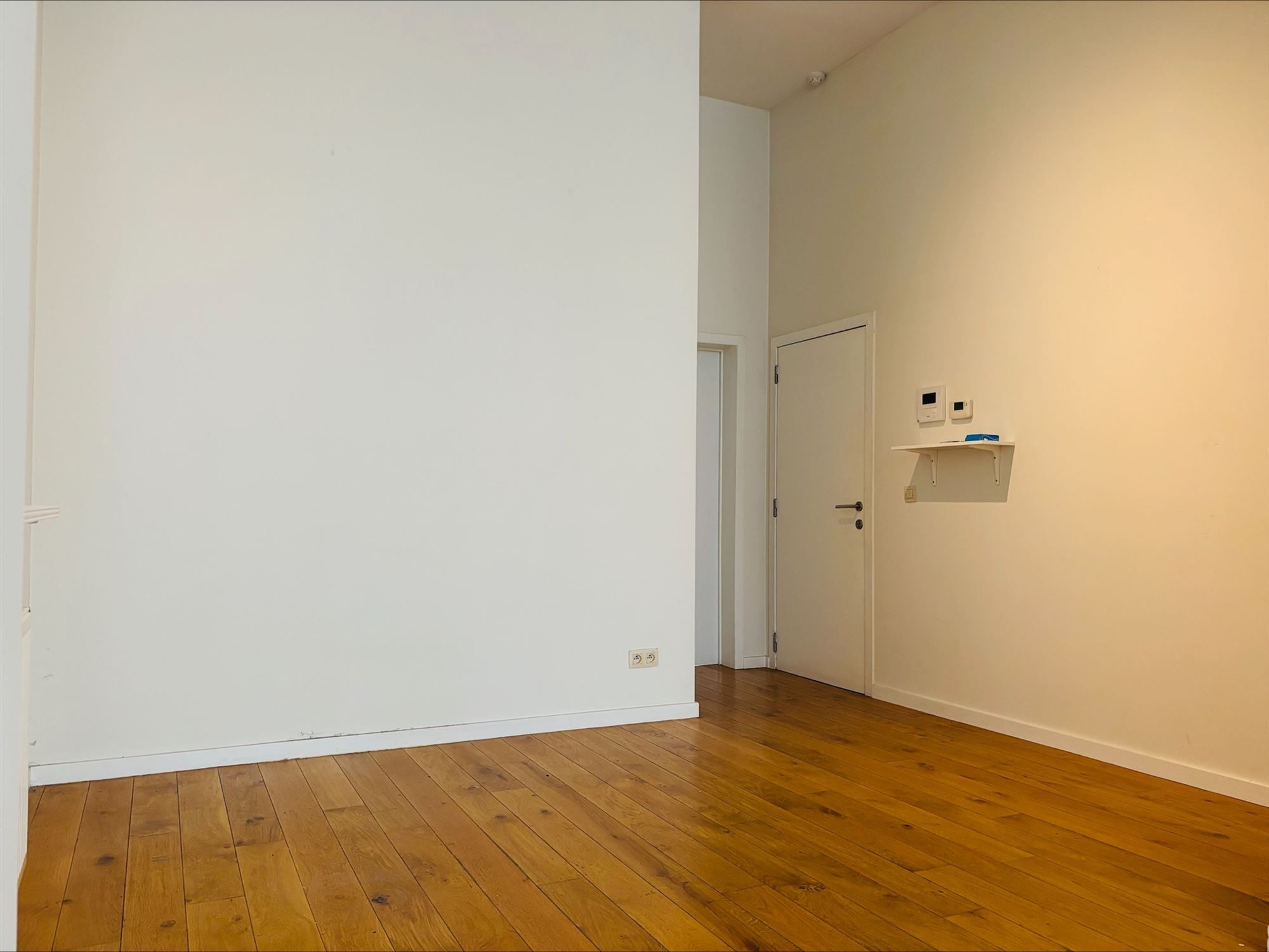 Karaktervol en lichtrijk 1-slaapkamerappartement met ruim terras op toplocatie! foto 3