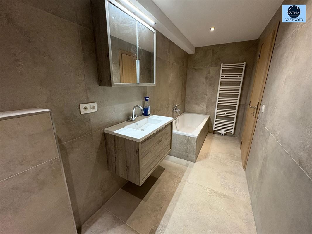 ZEER RUIME WONING MET 4 SLAAPKAMERS EN 2 GARAGES foto 13