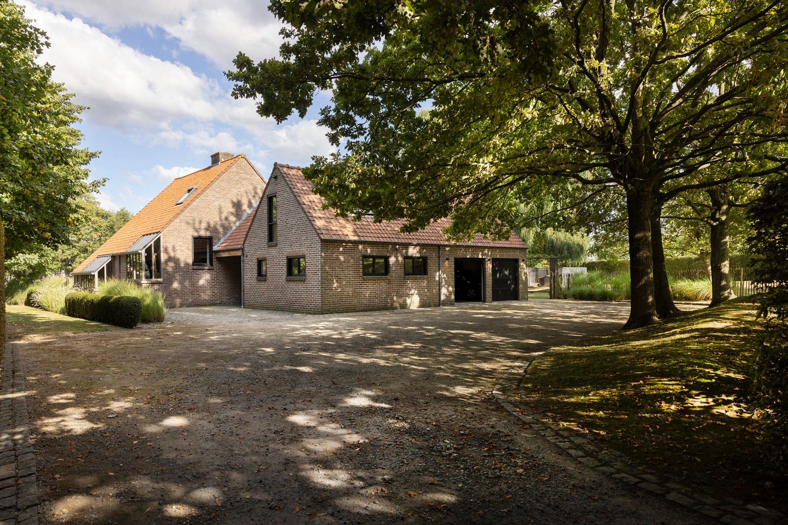 Alleenstaande woning op gegeerde ligging op 2600 m2. foto {{pictureIndex}}