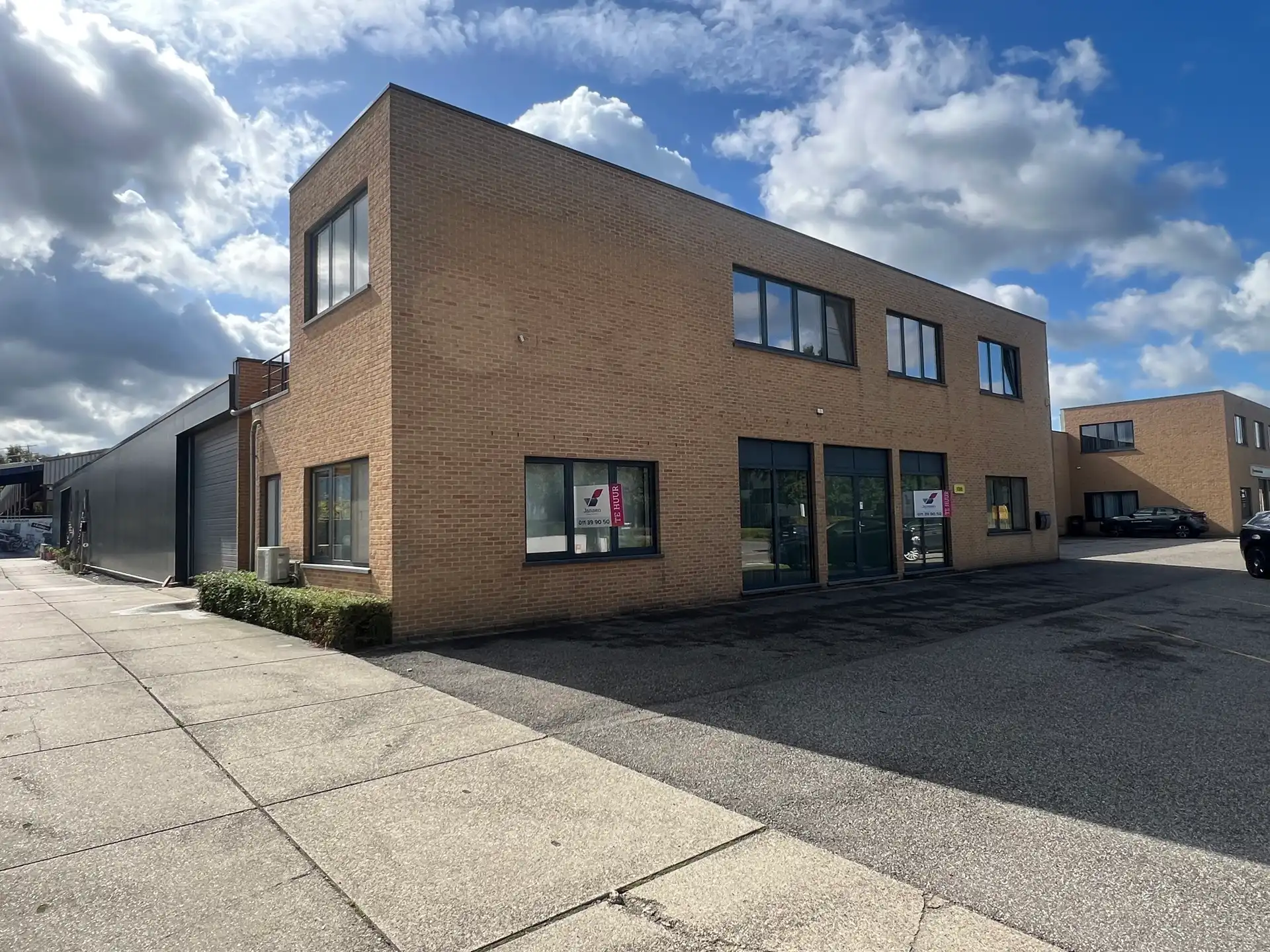 Bedrijfsgebouw met kantoren en woning in Houthalen foto {{pictureIndex}}