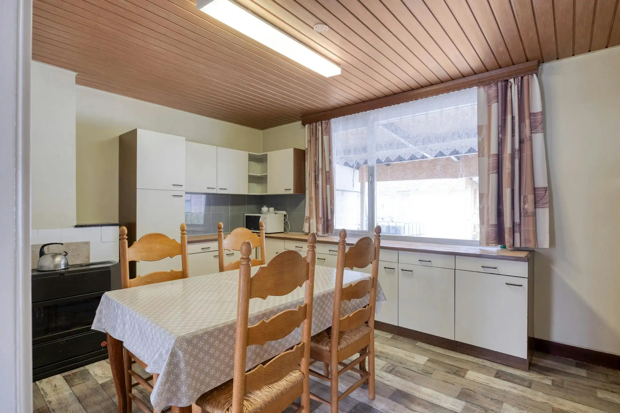 Te renoveren woning met zonnige tuin in Genk foto 31