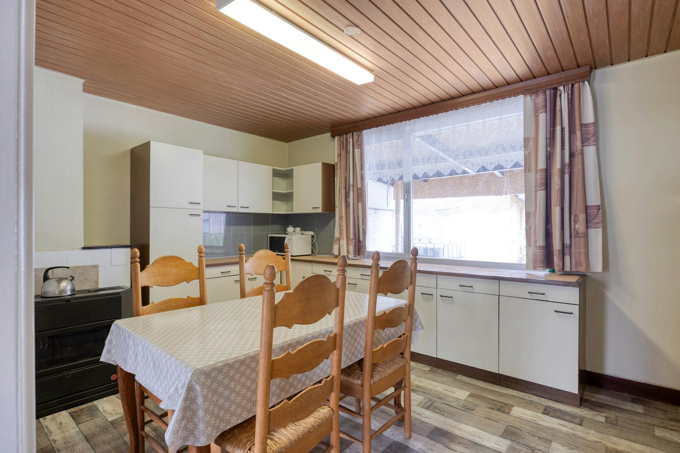 Te renoveren woning met zonnige tuin in Genk foto 31