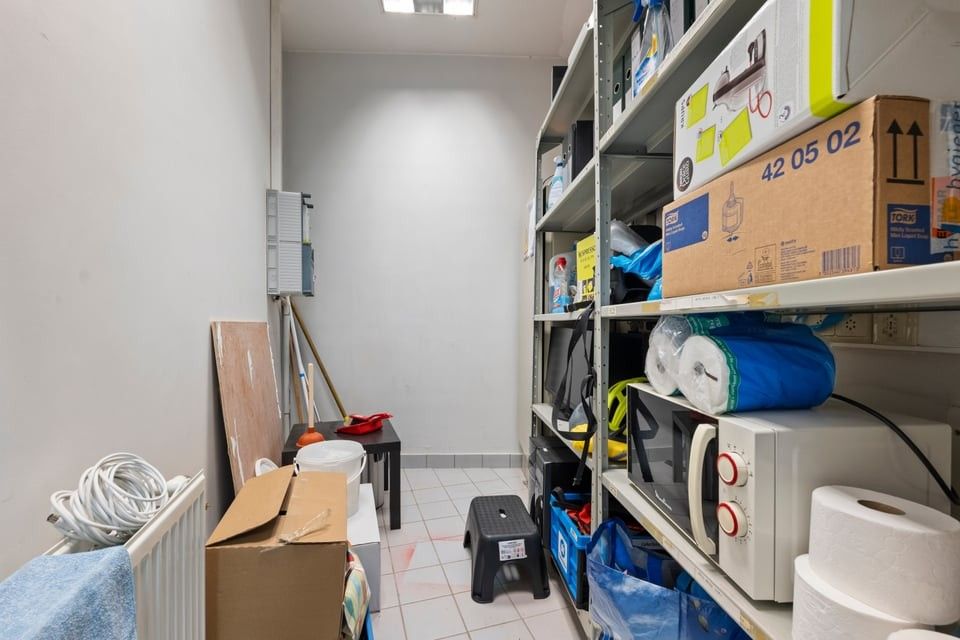 INSTAPKLARE HANDELSRUIMTE MET KANTOOR, VERGADERRUIMTE EN KELDER OP TOPLOCATIE IN SINT-TRUIDEN foto 12