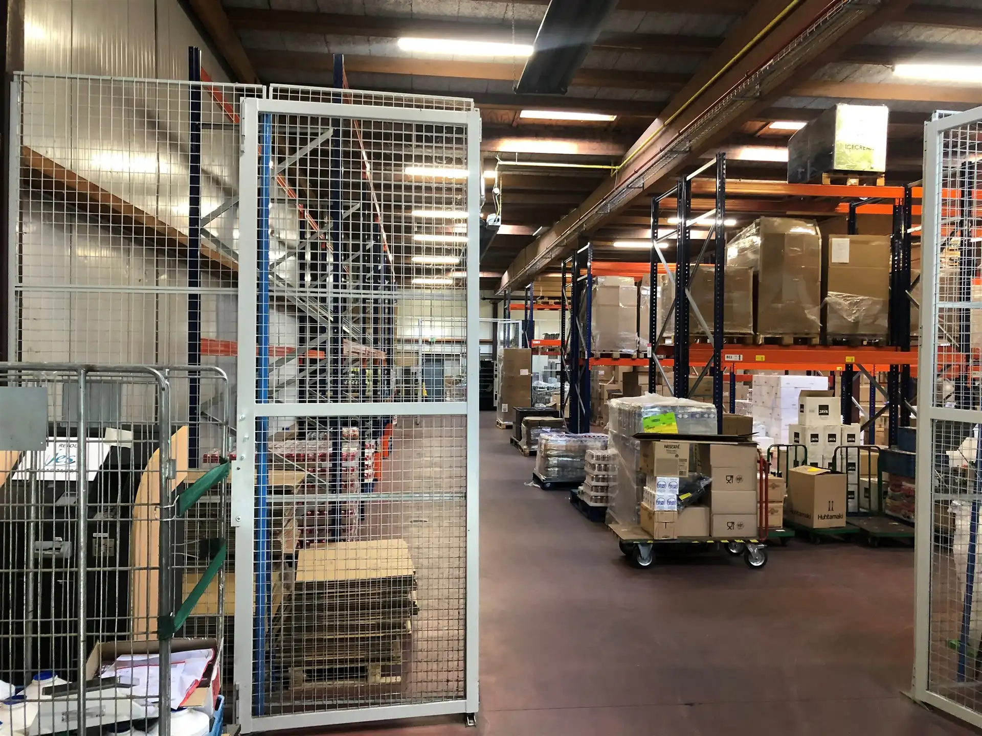 Bedrijfsgebouw met magazijnen, buitenopslag, kantoren en woonst foto 12