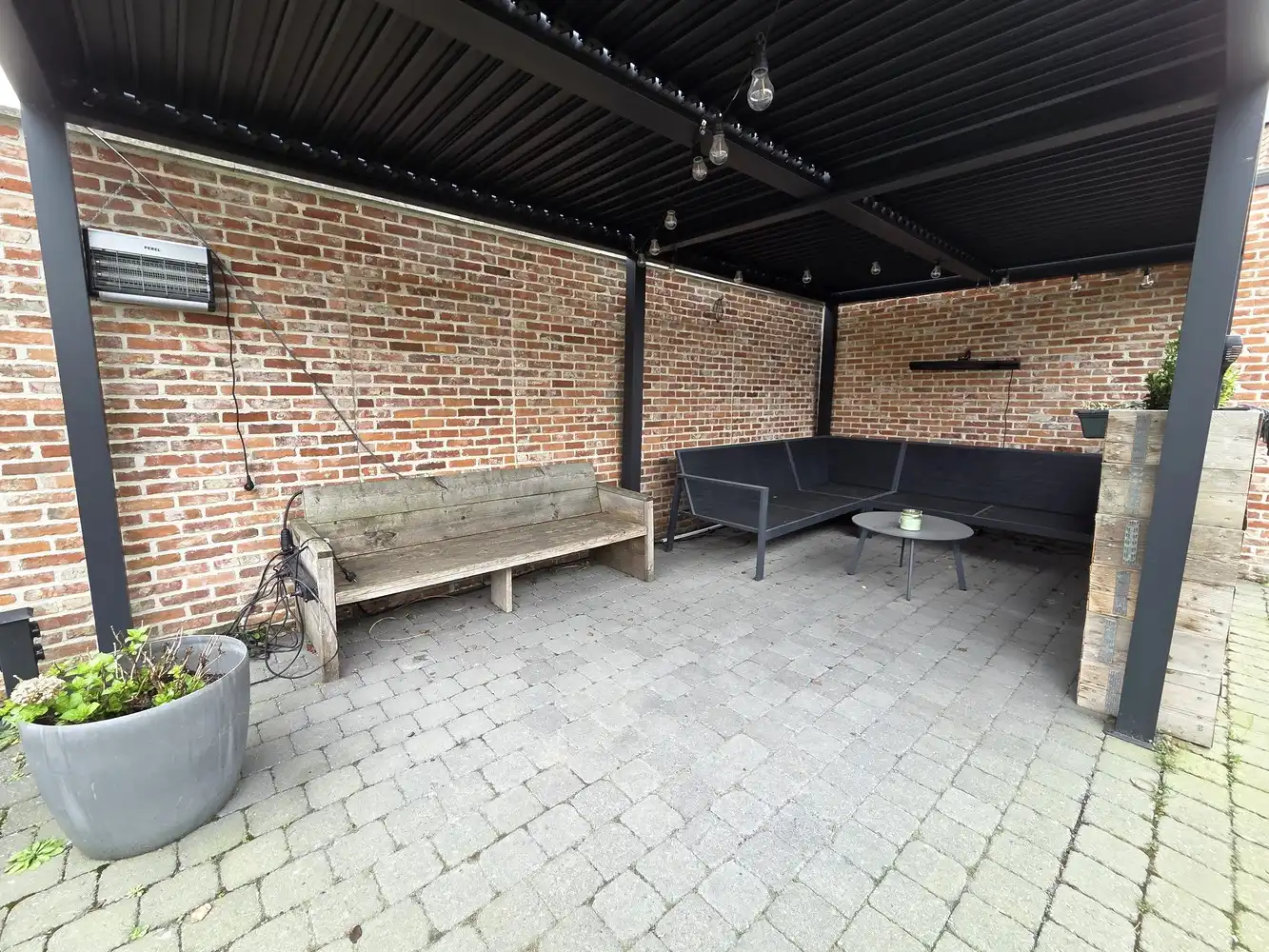 Zeer ruime woning, 3 tot 5 slaapkamers, 2 badkamers, volledig vernieuwd met ruim bijgebouw foto 3