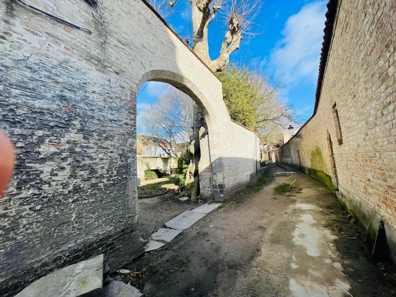 Brugge,aan de SINT-ANNAREI , DUBBEL APPARTEMENT( 250m²)  in een herenhuis  vooraan zicht op de Sint-Annarei, achteraan zicht op een grote gemeenschappelijke tuin,2  livings, 2 keukens, 4 slaapkamers, 2 badkamers. foto 26