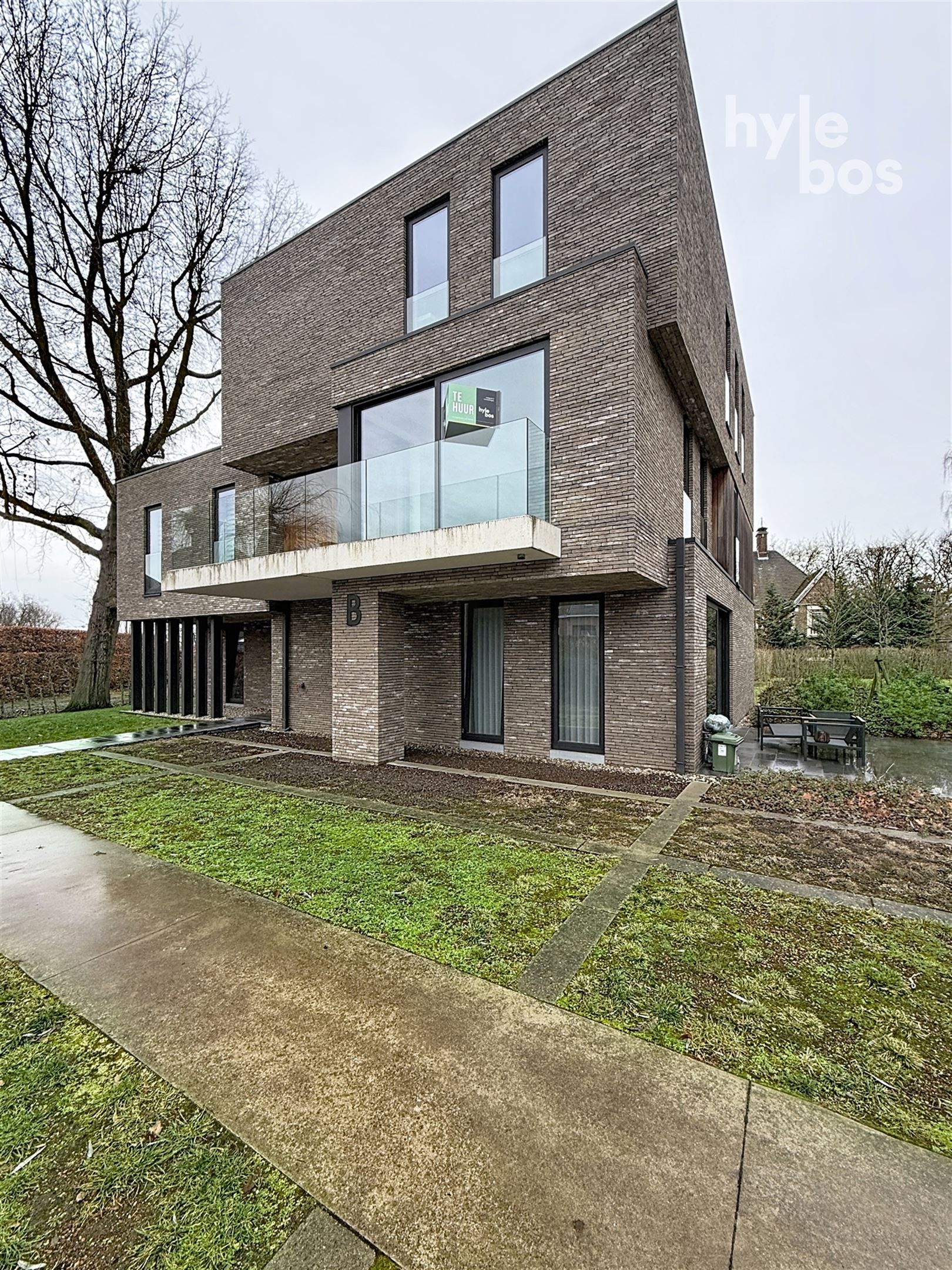 Instapklaar 2 slaapkamer appartement met garage foto {{pictureIndex}}