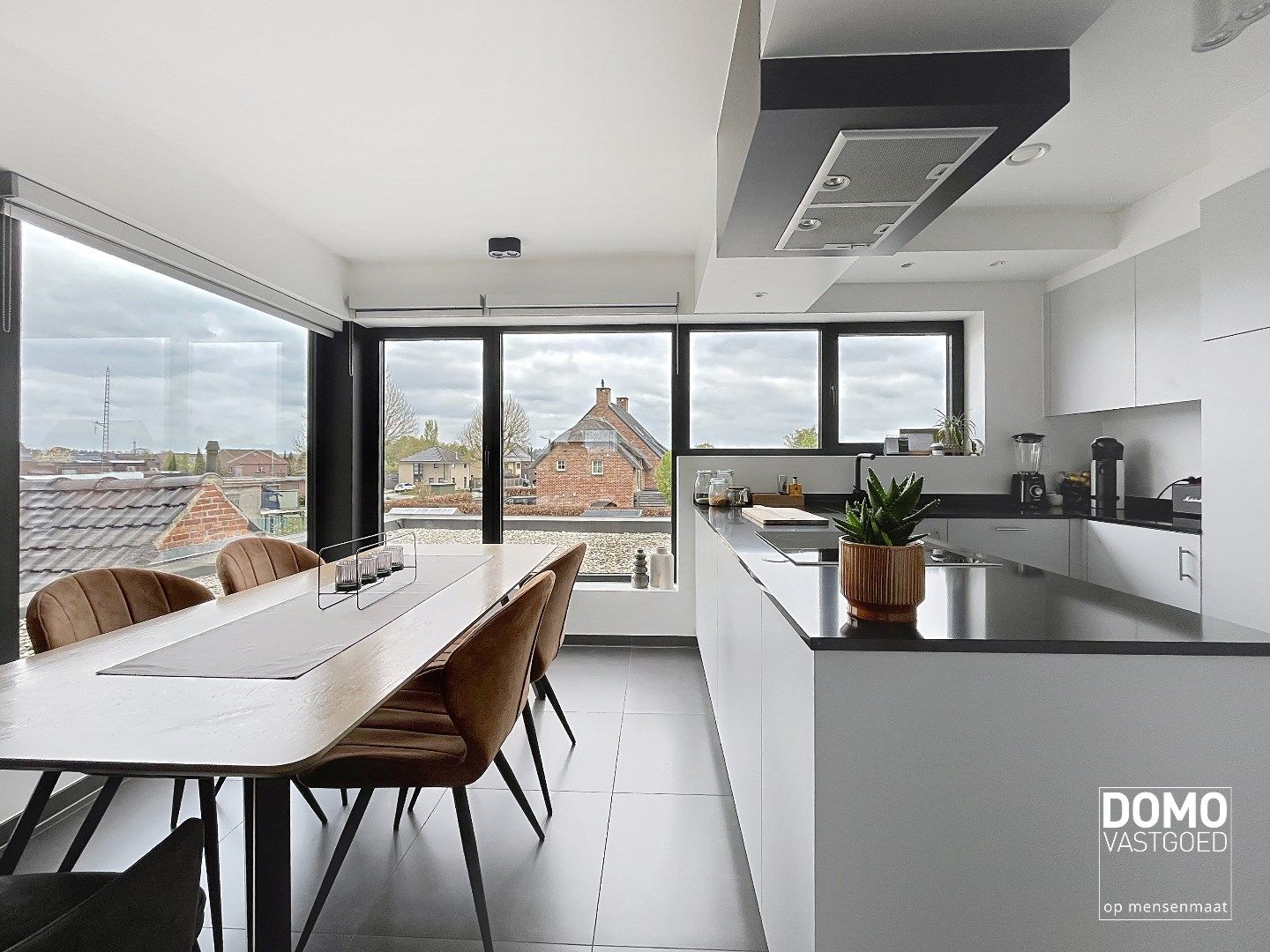 RECENT NIEUWBOUW DUPLEX APPARTEMENT MET MAAR LIEFST 3 RUIME BERGINGEN, 2 SLAAPKAMERS EN AUTOSTANDPLAATS TE SPALBEEK foto {{pictureIndex}}