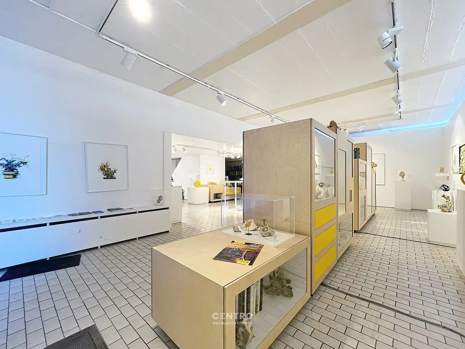 Ruimtelijk magazijn met toonzaal, kantoor en woonst te Lichtervelde, ideaal voor wonen én werken op een perceel van 1.002m²! foto 5