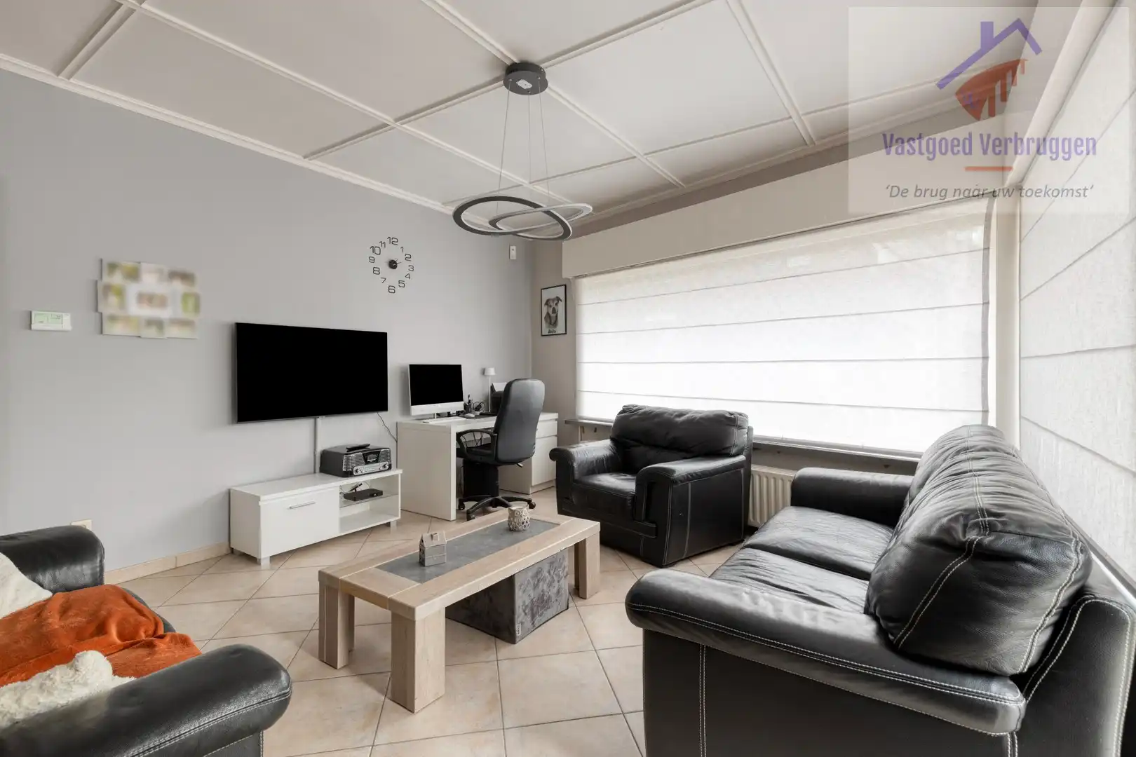 Ruime woning met dubbele loods foto 3