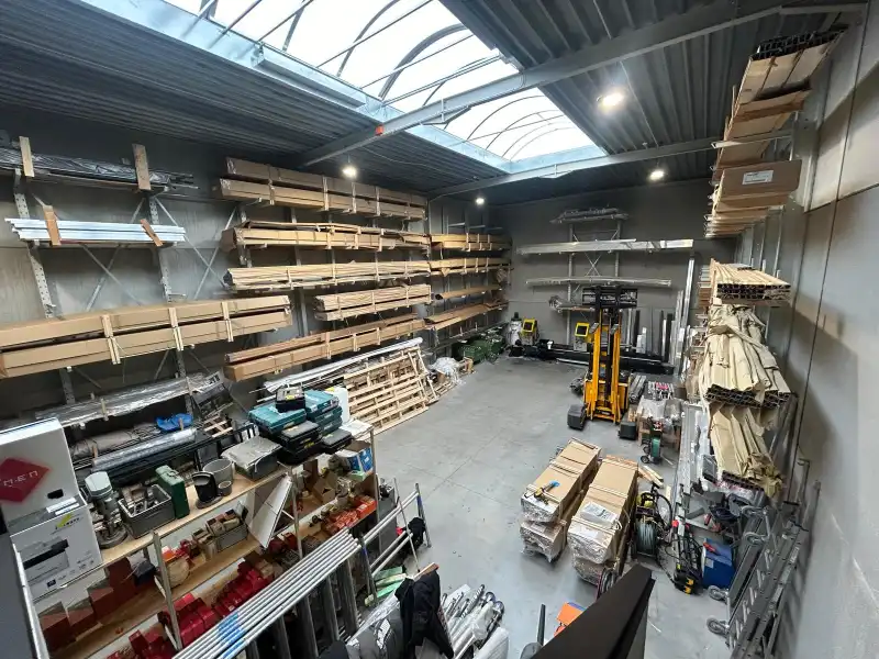 KMO-unit van 253 m² met kantoor en parking – topligging!! foto 3