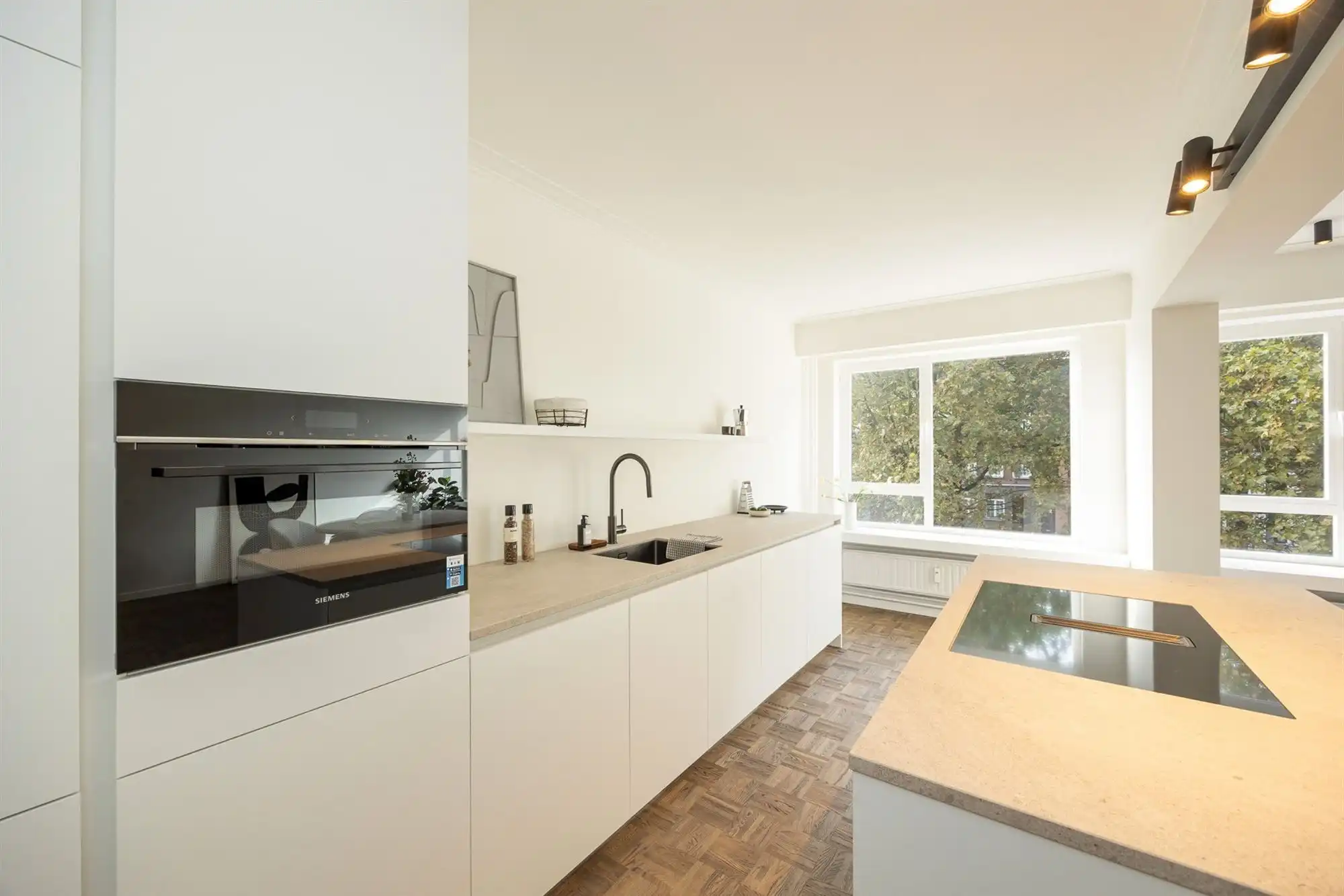Gerenoveerd appartement met drie slaapkamers en terras foto 10