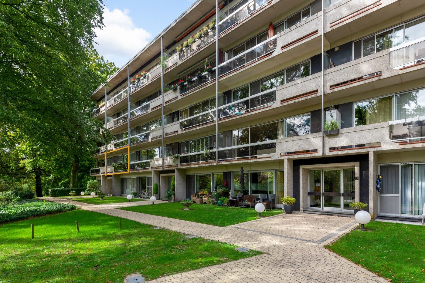 App. op 1e verd. met 2 slpk., terras, kelderberging en autostaanplaats foto {{pictureIndex}}
