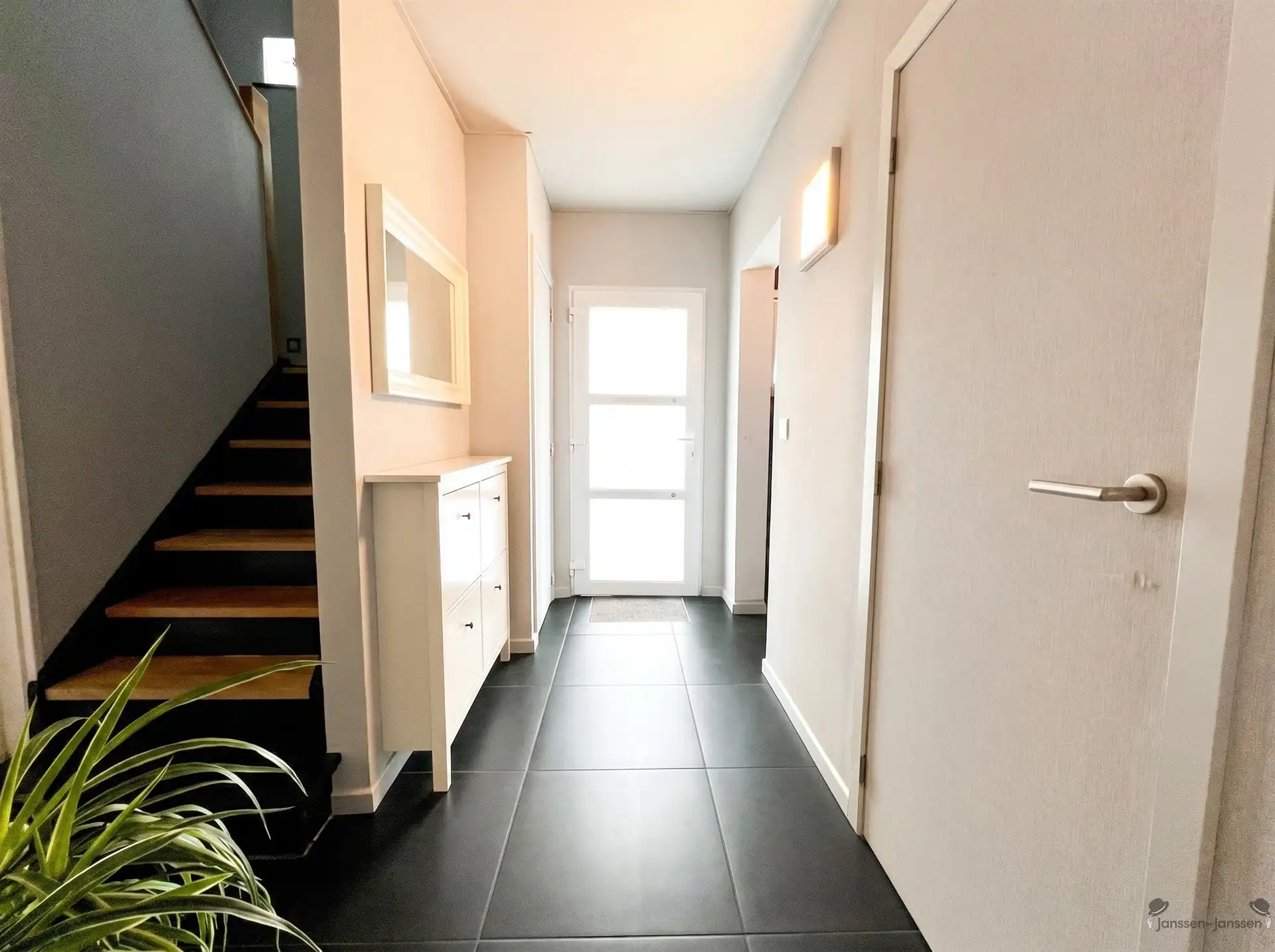 Instapklare gezinswoning met 3 slpkmrs & tuin foto 6