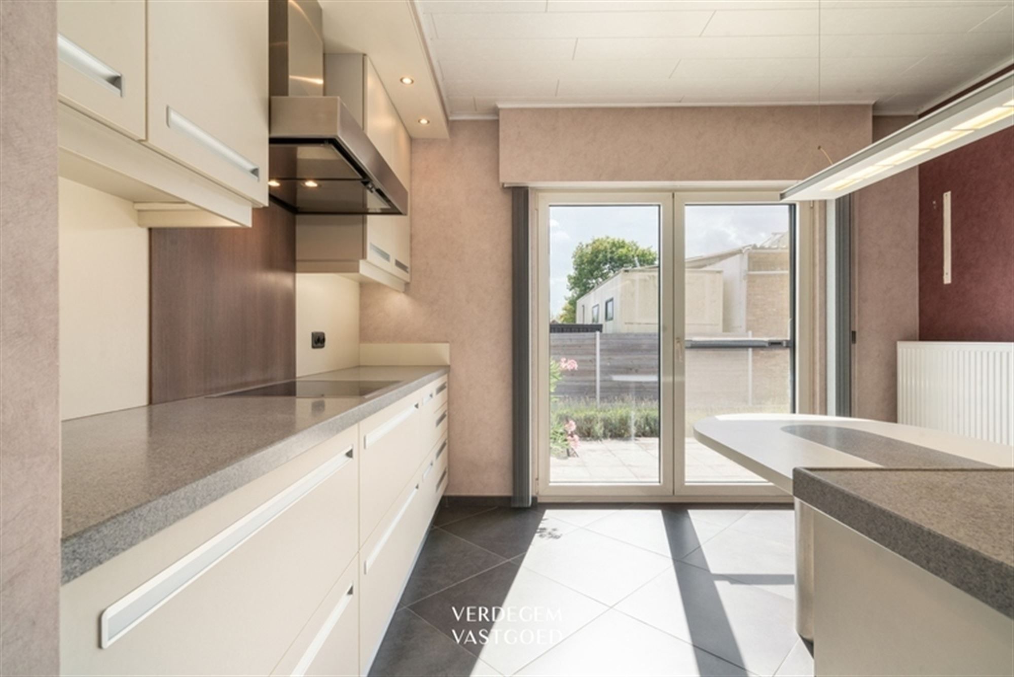 Bungalow met 4 slaapkamers en 2 garages op perceel van 1.029m² foto 6
