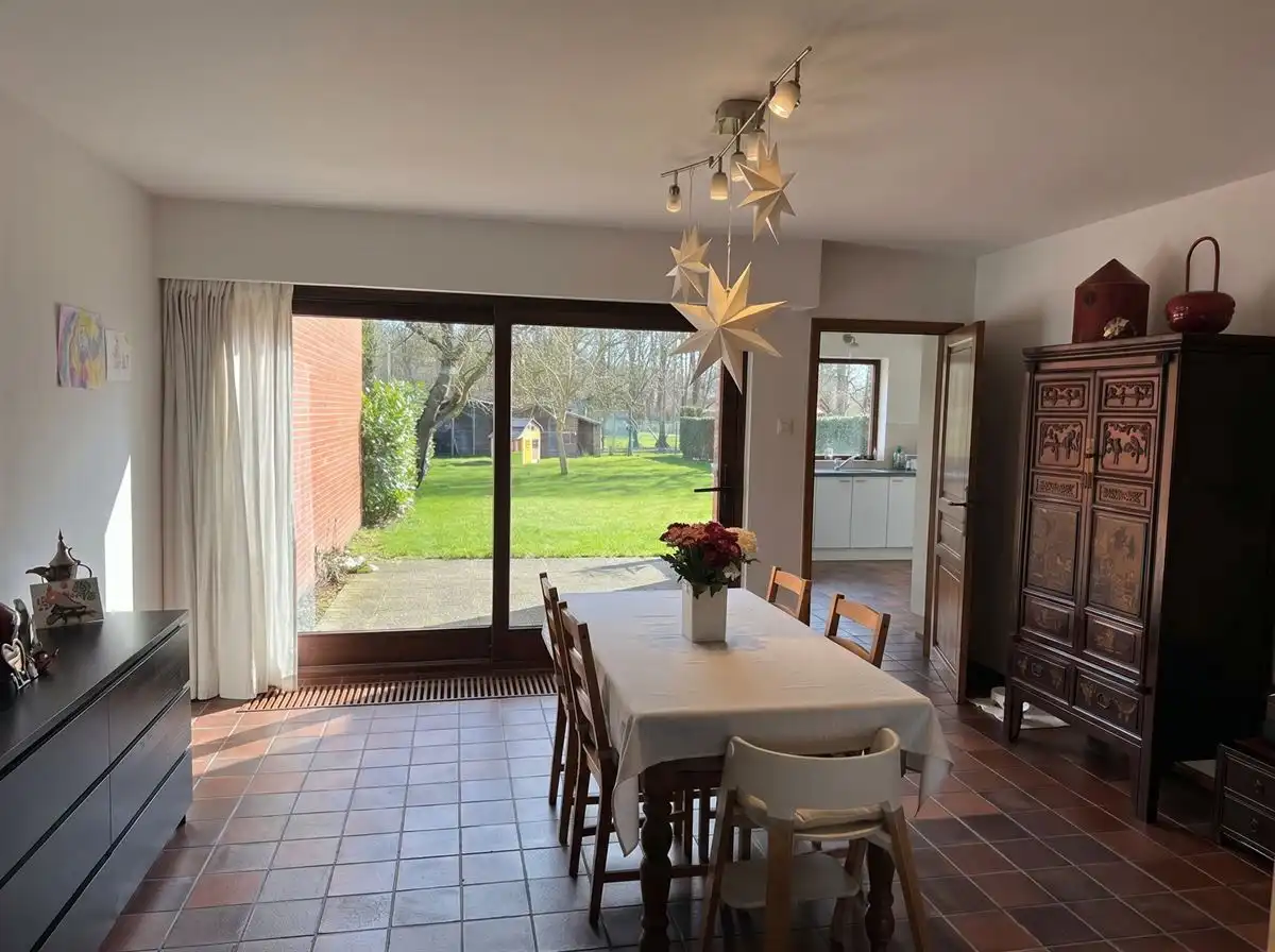 Ruime gezinswoning met grote tuin in groene omgeving foto 10