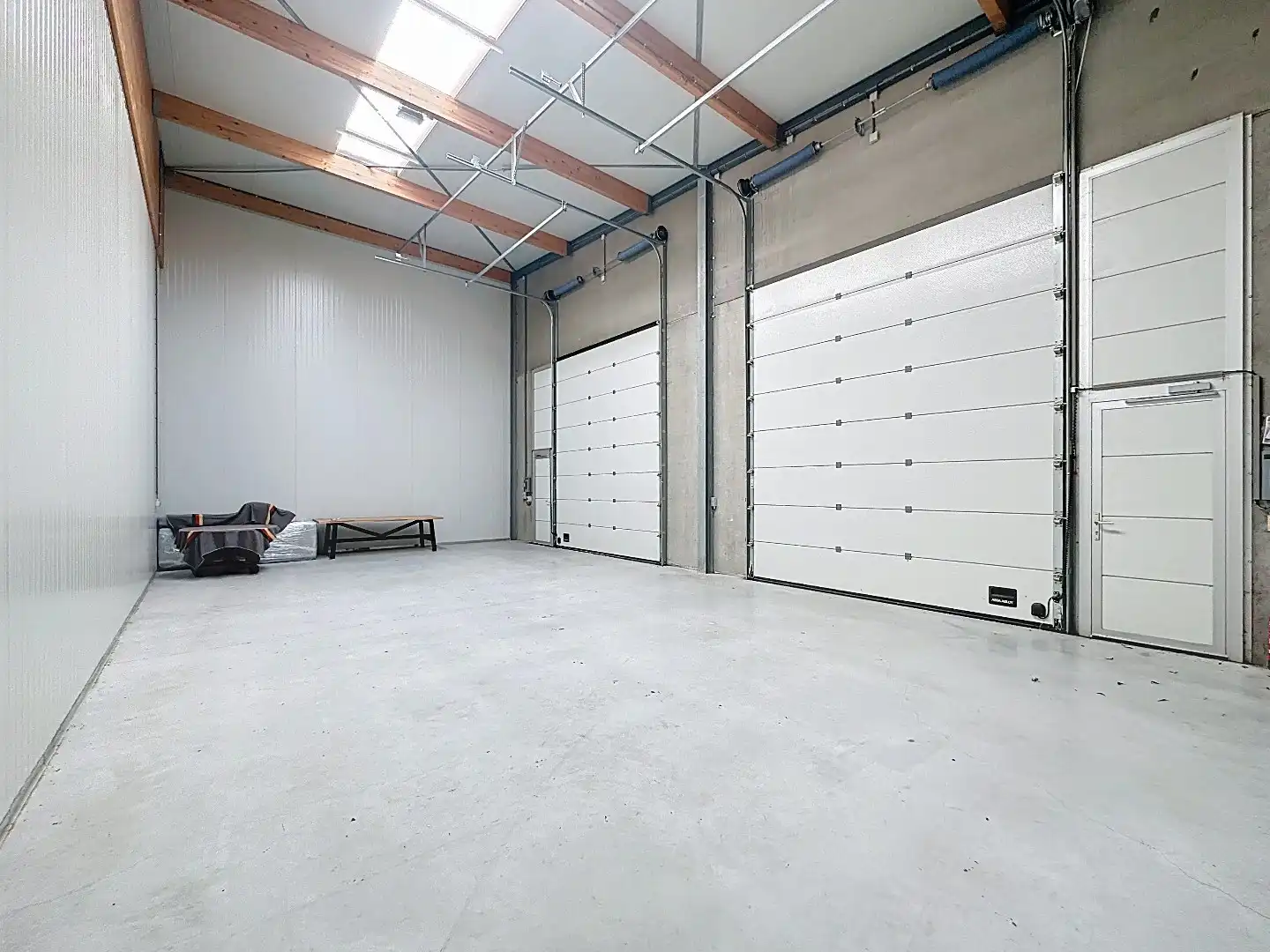 Praktische bedrijfsloods met dubbele poort te koop foto 7