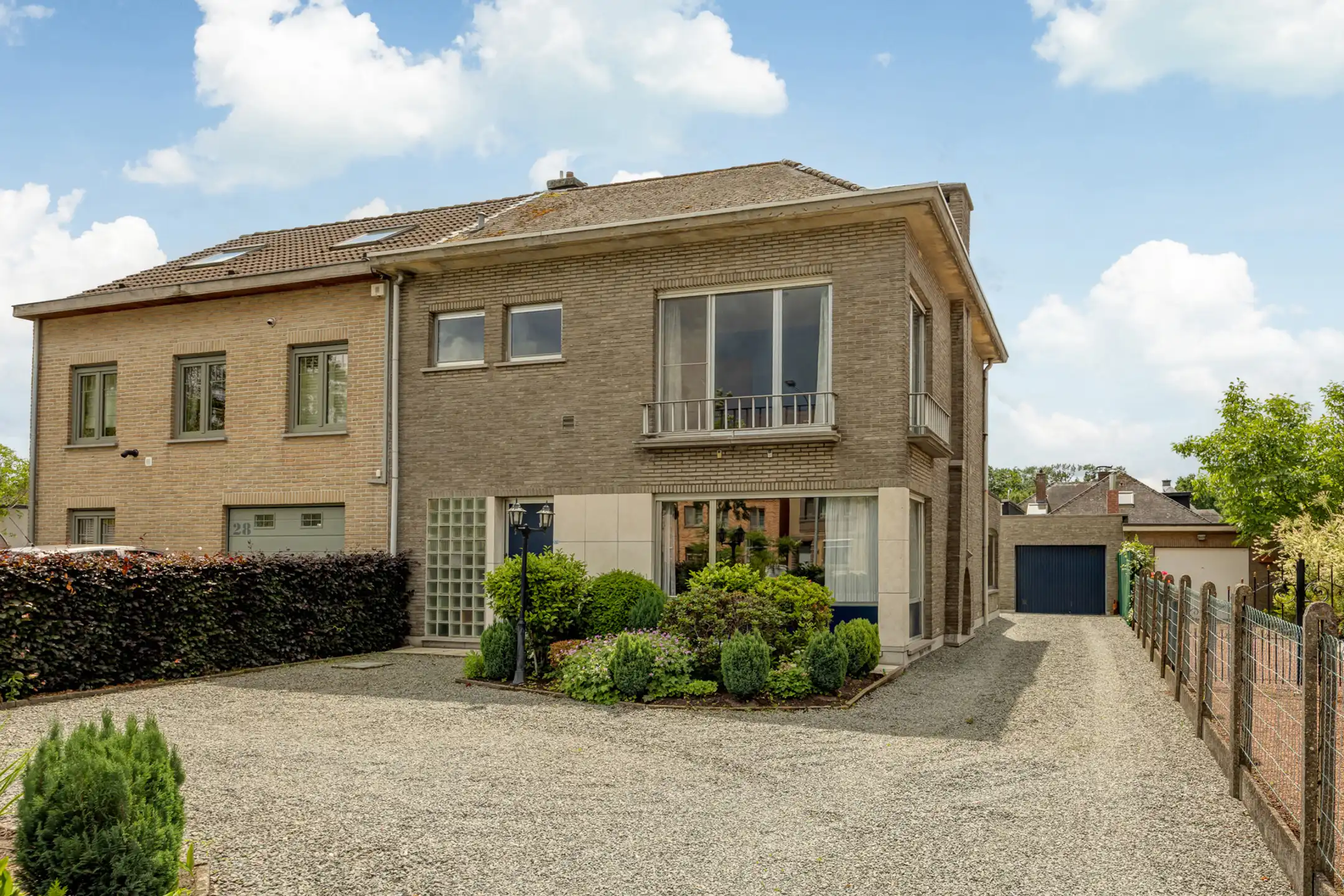  Halfopen bebouwing met tuin en garage foto {{pictureIndex}}