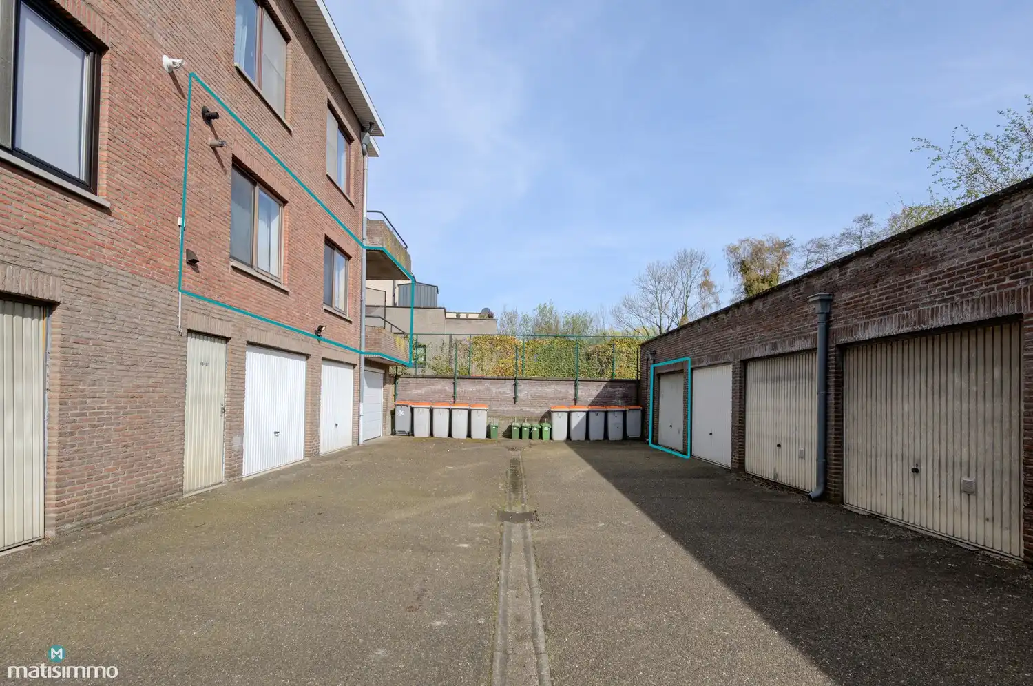 GELIJKVLOERS APPARTEMENT MET 2 SLAAPKAMERS, RUIME GARAGE, AUTOSTAANPLAATS EN KELDERBERGING TE LANAKEN foto 22