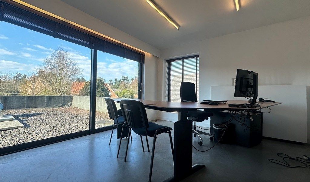 Instapklaar kantoor met terras te huur in Sint-Martens-Latem foto 9