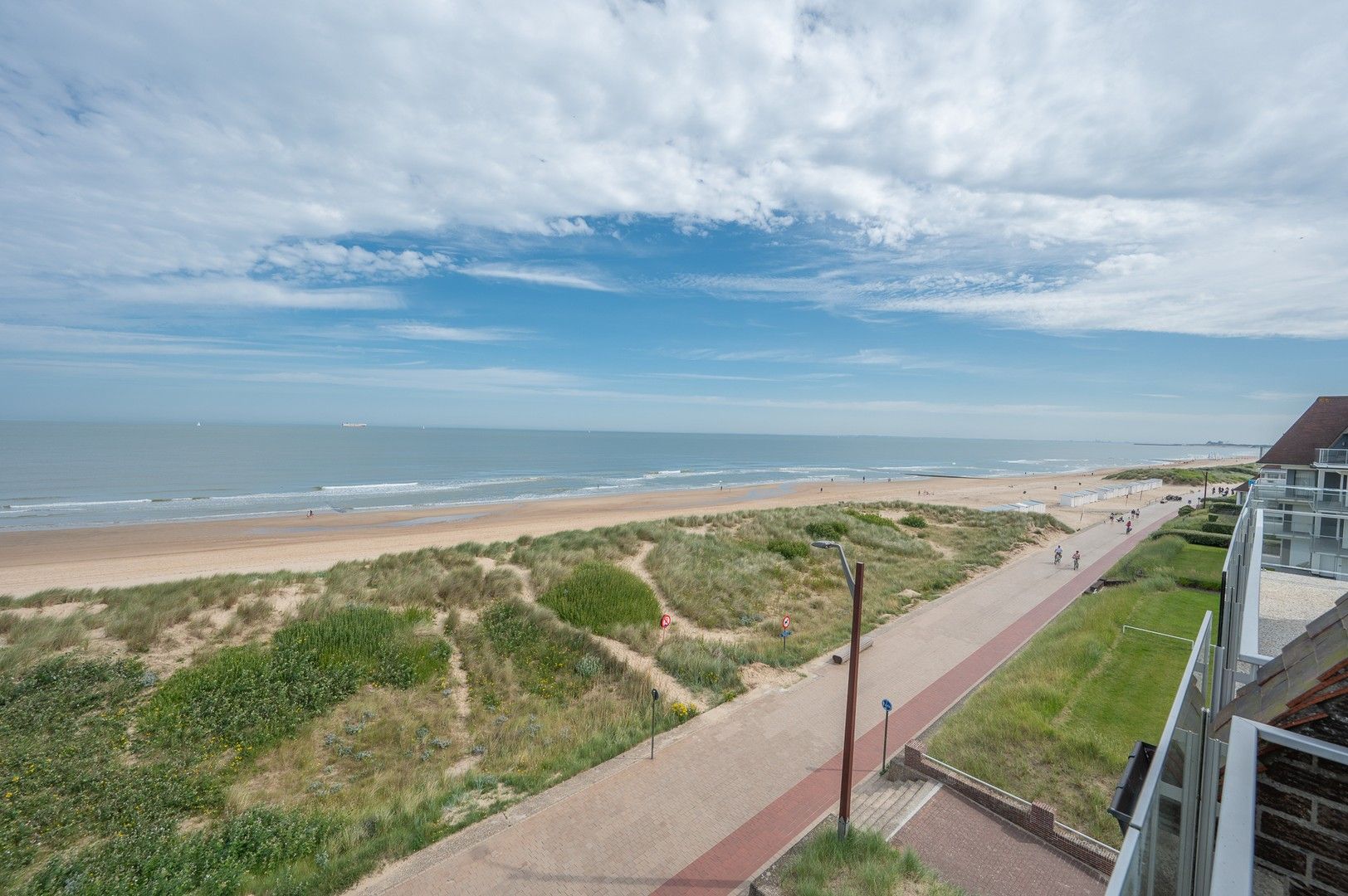 Magnifiek appartement op de wandeldijk in het Zoute, met adembenemend frontaal zeezicht. foto 12
