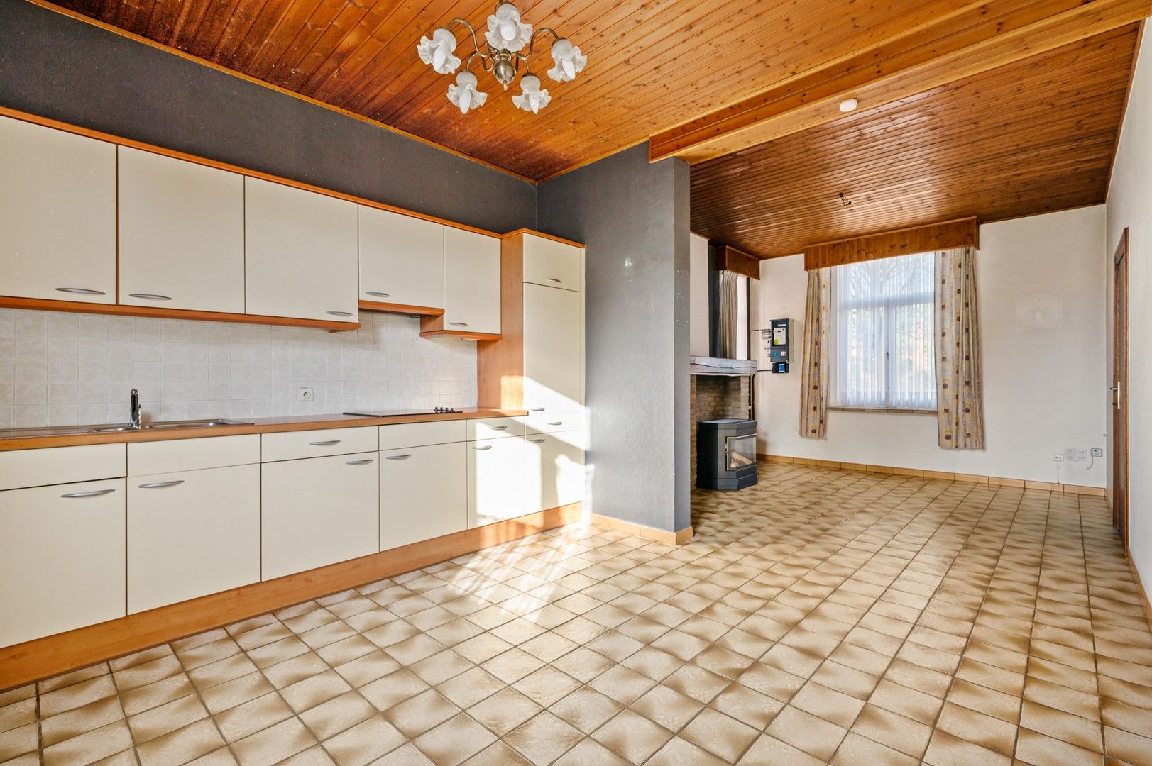 Te renoveren charmante woning in de dorpskern van Westmeerbeek! foto 3