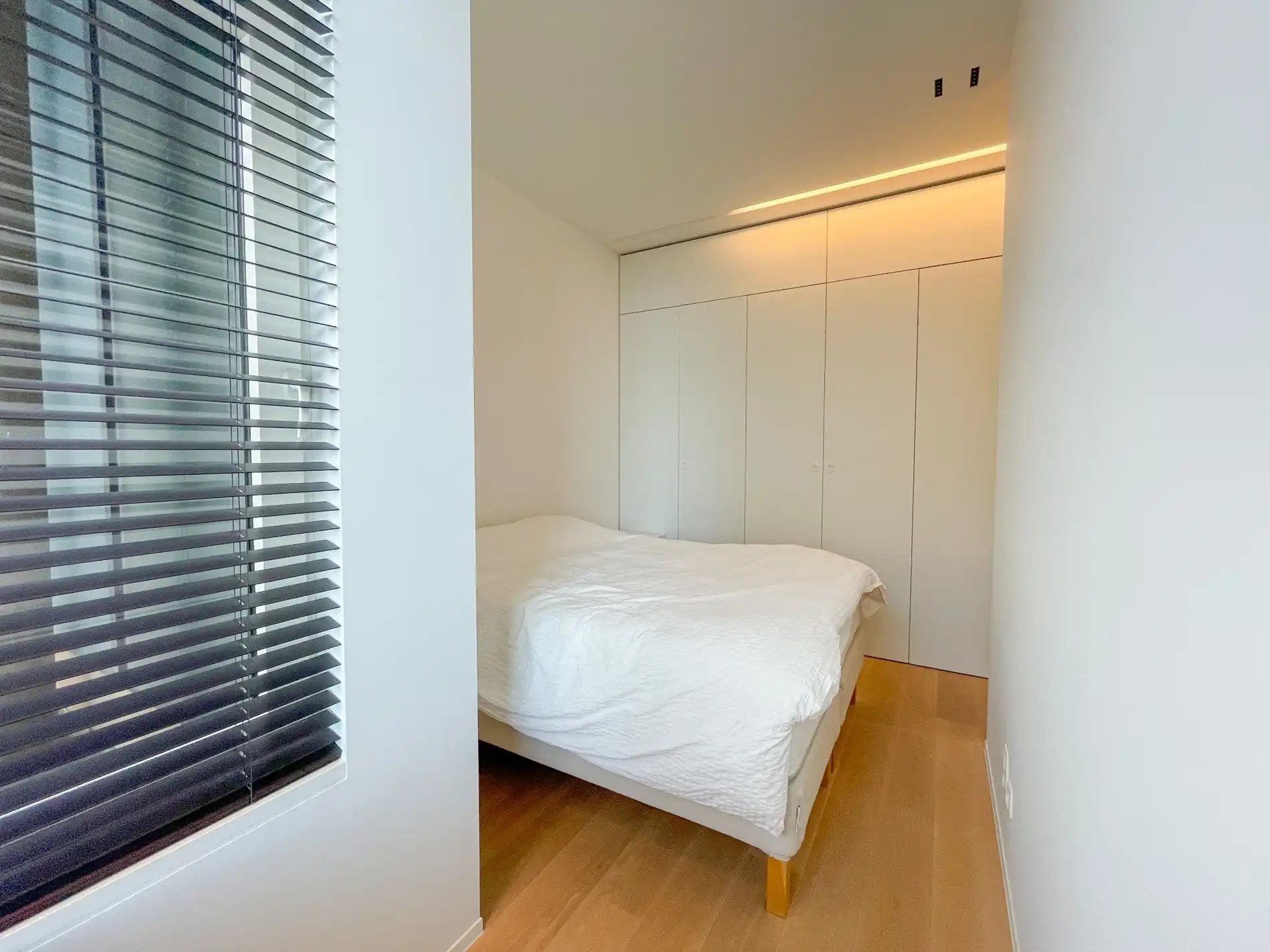 Uitzonderlijk, luxueus afgewerkt hoekappartement met frontaal zeezicht. foto 33