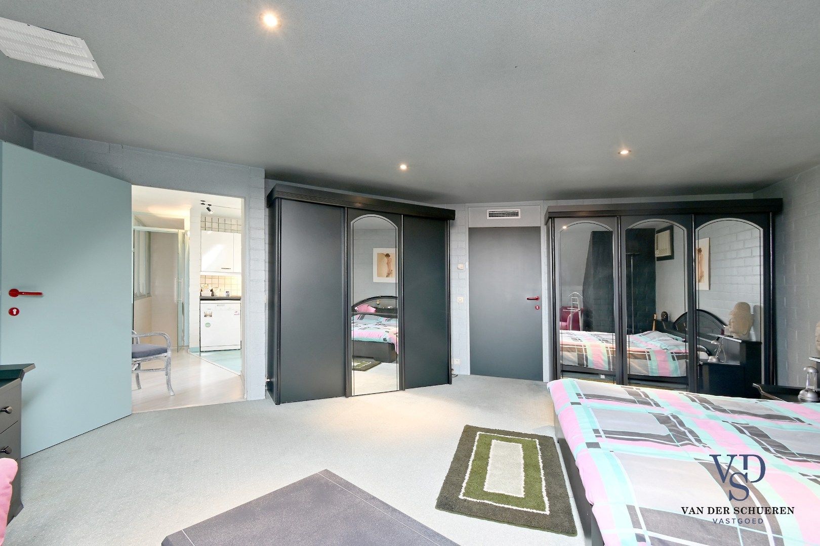 Ruim handelspand met penthouse in villastijl foto 37