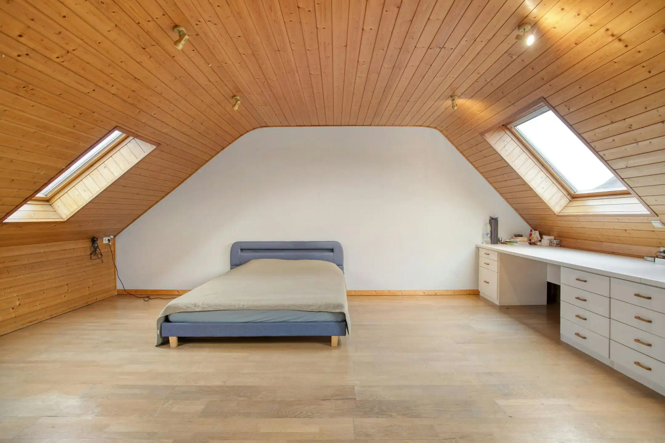 Sportcentrum met woning te koop in Roeselare foto 8