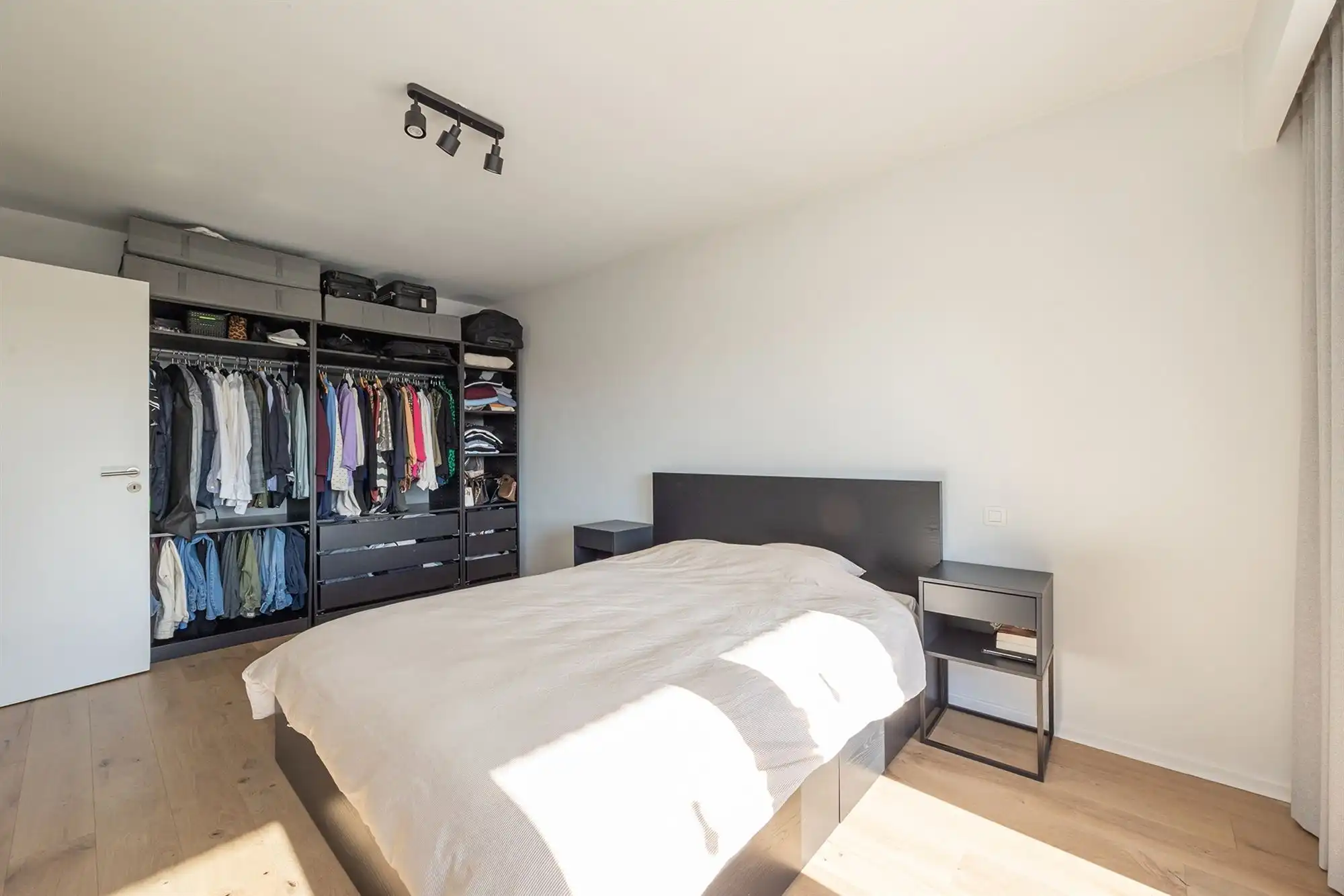 Instapklaar tweeslaapkamer appartement met terras in Deurne-Zuid foto 7