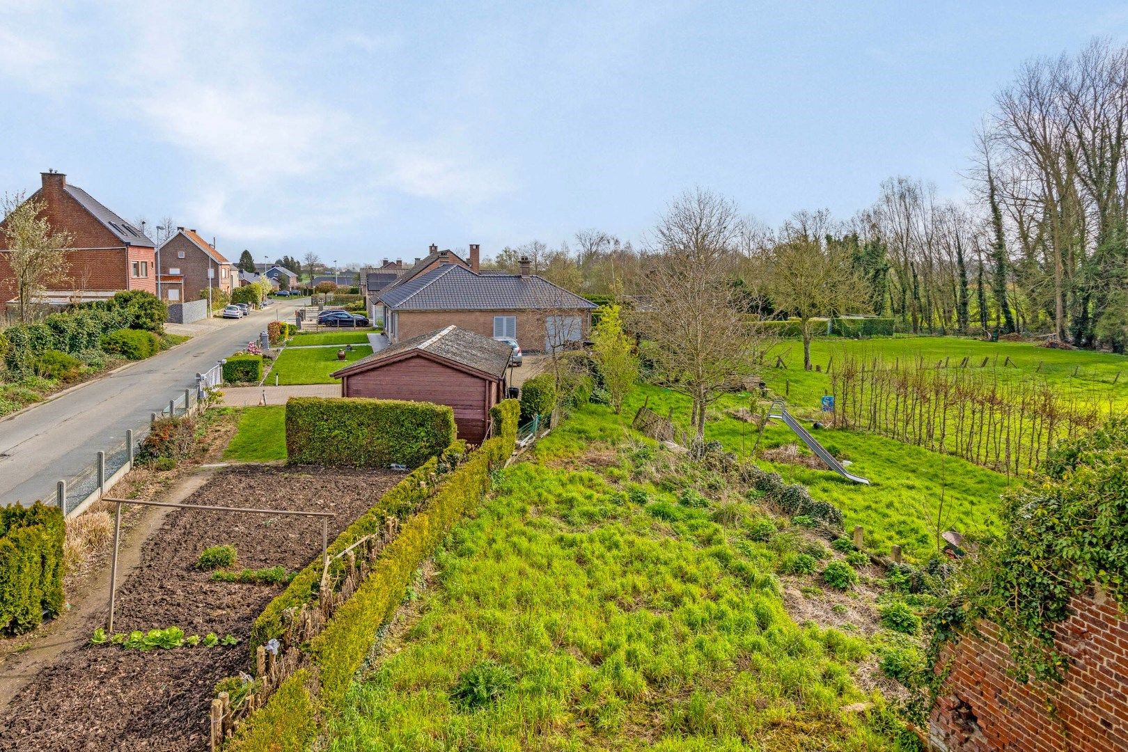 Grote hoekwoning met vele mogelijkheden - centrum Deftinge ! foto 2