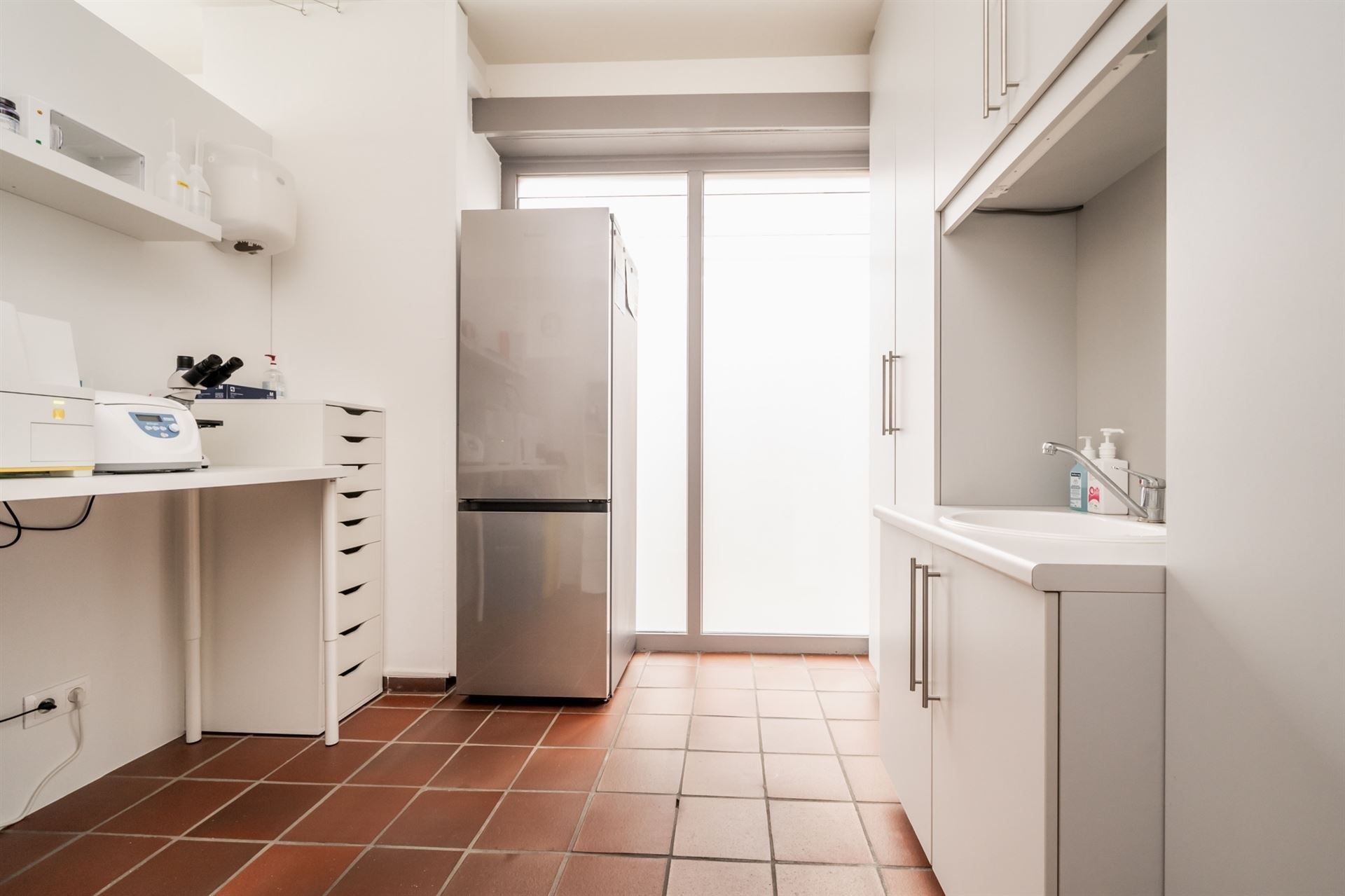 Instapklaar handelsgelijkvloers (120m²) met 3 staanplaatsen in het centrum van Keerbergen. foto 5