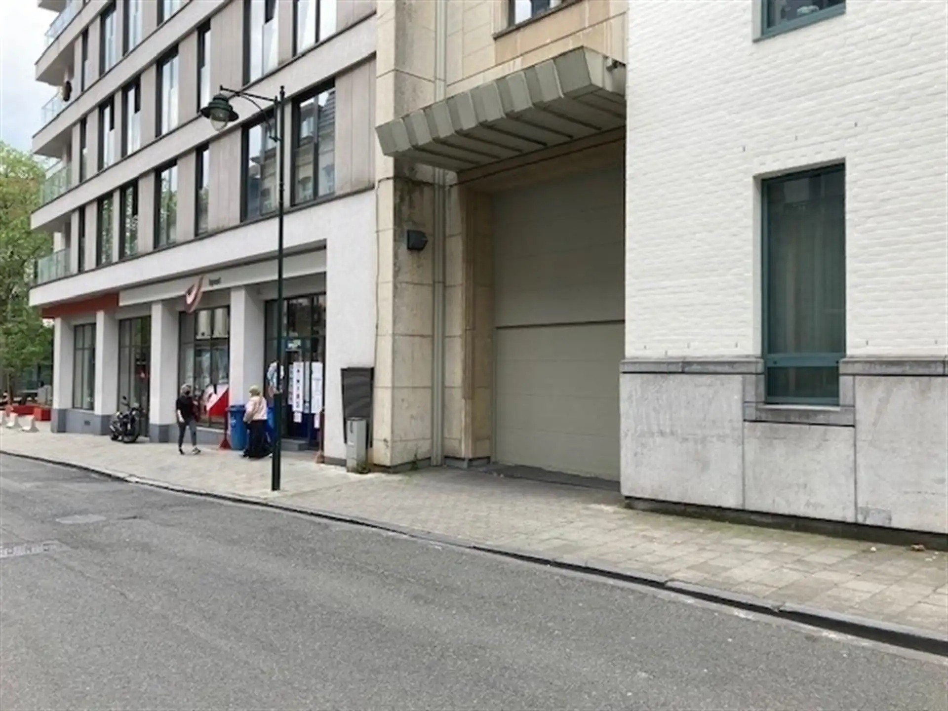 Ruime parkeerplaats kortbij de Europese instellingen       foto {{pictureIndex}}