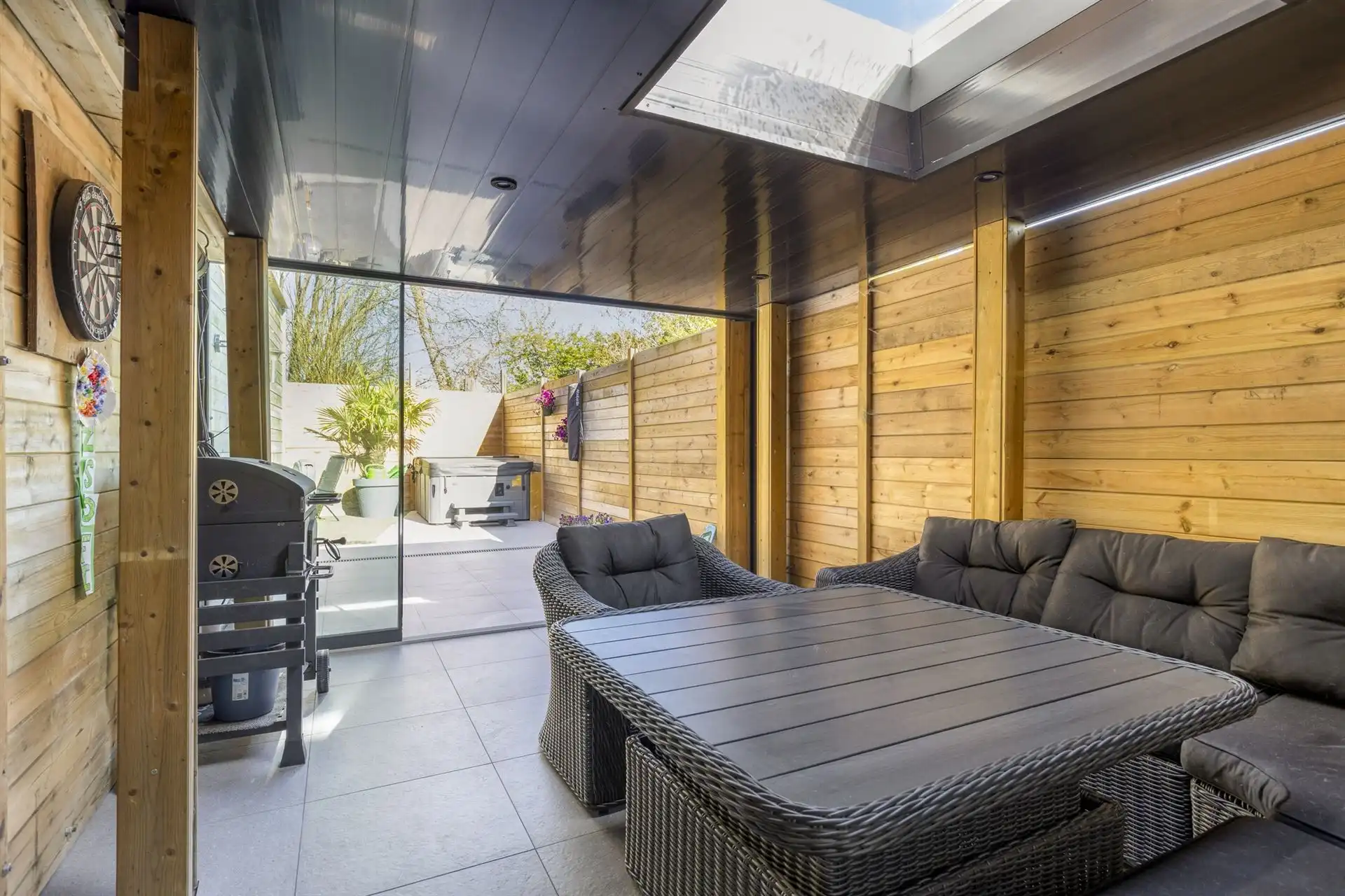 Ruime woning met handelsruimte(57m²)en opslagruimte(462m²). foto 20