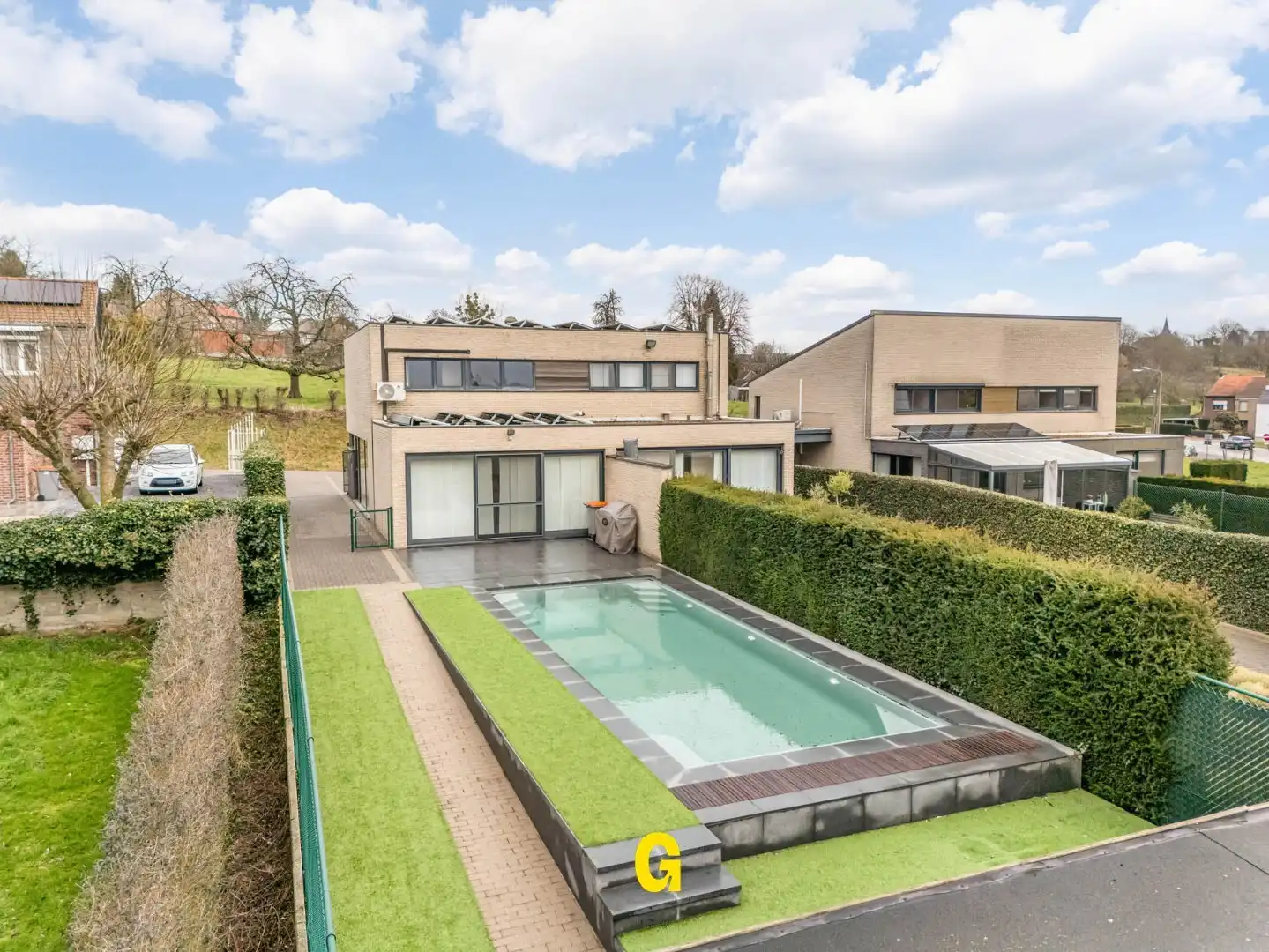 Knappe halfopen woning met zuidwest gerichte tuin met zwembad, rustig gelegen te Kleine Spouwen foto {{pictureIndex}}