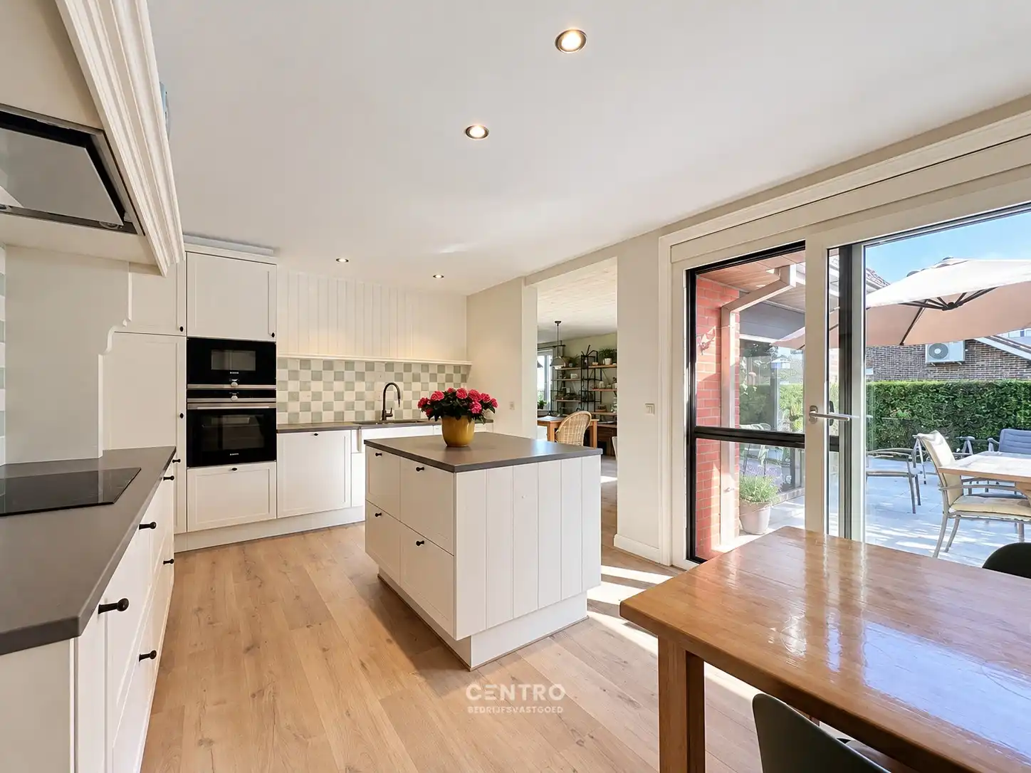 Veelzijdig bedrijfspand met ruim MAGAZIJN, TOONZAAL, KANTOREN EN COMFORTABELE WONING op 1.746 M²! foto 28