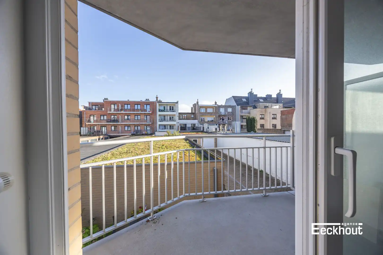 Instapklaar appartement met 2 terrassen in het hartje van Mariakerke! foto 9