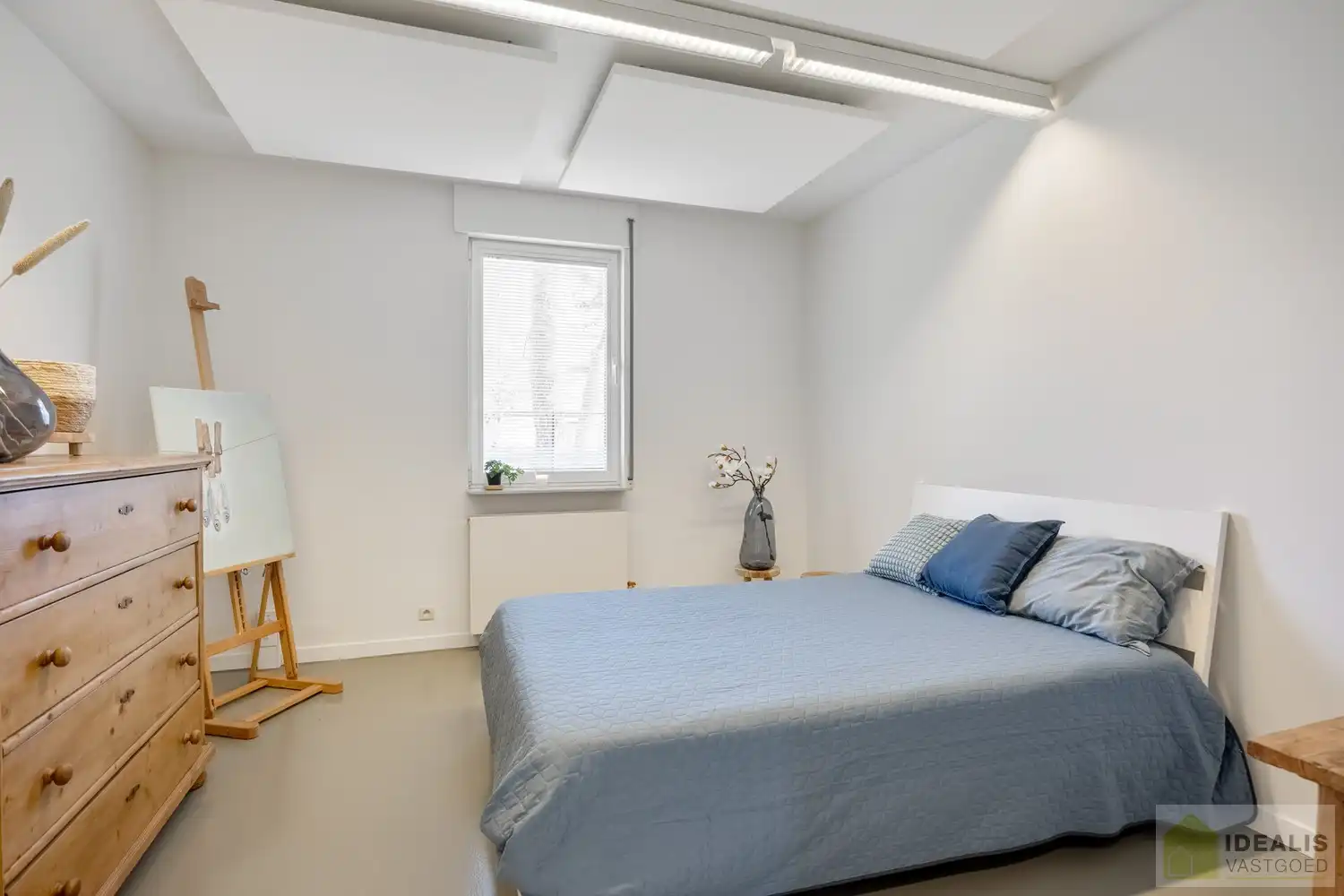 STATIG, STRAK EN UITERST RUIM COMPLEX MET HOOGSTAANDE AFWERKING EN OOG VOOR DETAIL. MOMENTEEL VOORZIEN VAN 3 SLAAPKAMERS, RIANTE LEEFRUIMTES ÉN UNIEKE LANDSCAPE KANTOORRUIMTES OP RESIDENTIËLE DOCH GUNSTIGE LOCATIE!! Dit exclusieve complex omvat maar liefst +-400m² netto bewoonbare oppervlakte! Kenmerkend aan dit statige pand is de unieke voorgevel die bezet is met keramische kunst van Pieter Stockmans. Gelegen op een residentiële locatie in een rustige woonstraat doch op enkele minuten van het centrum van Genk! foto 29