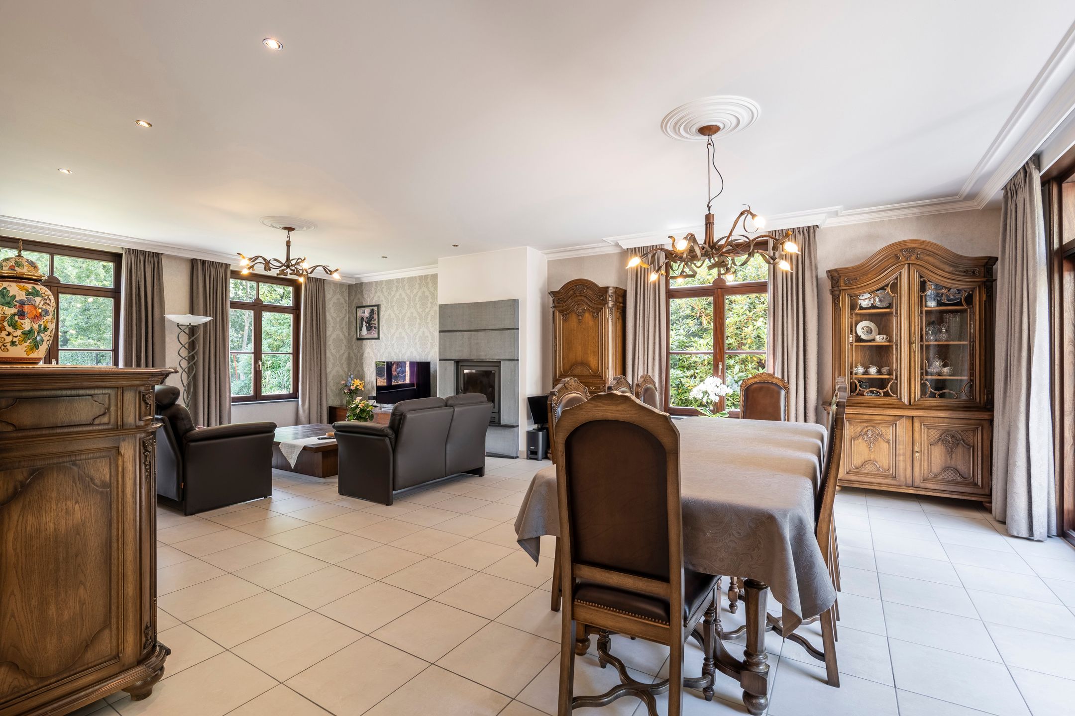 Ruime villa met aangelegde tuin foto 10