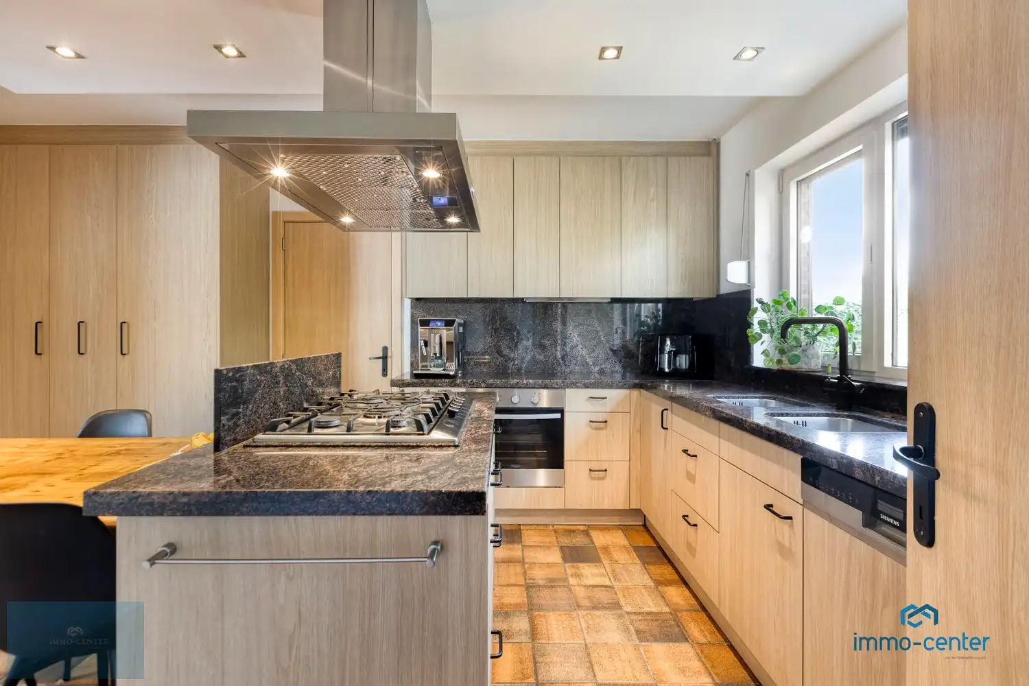 Instapklare vrijstaande woning met 4 slaapkamers en prachtige tuin foto 14